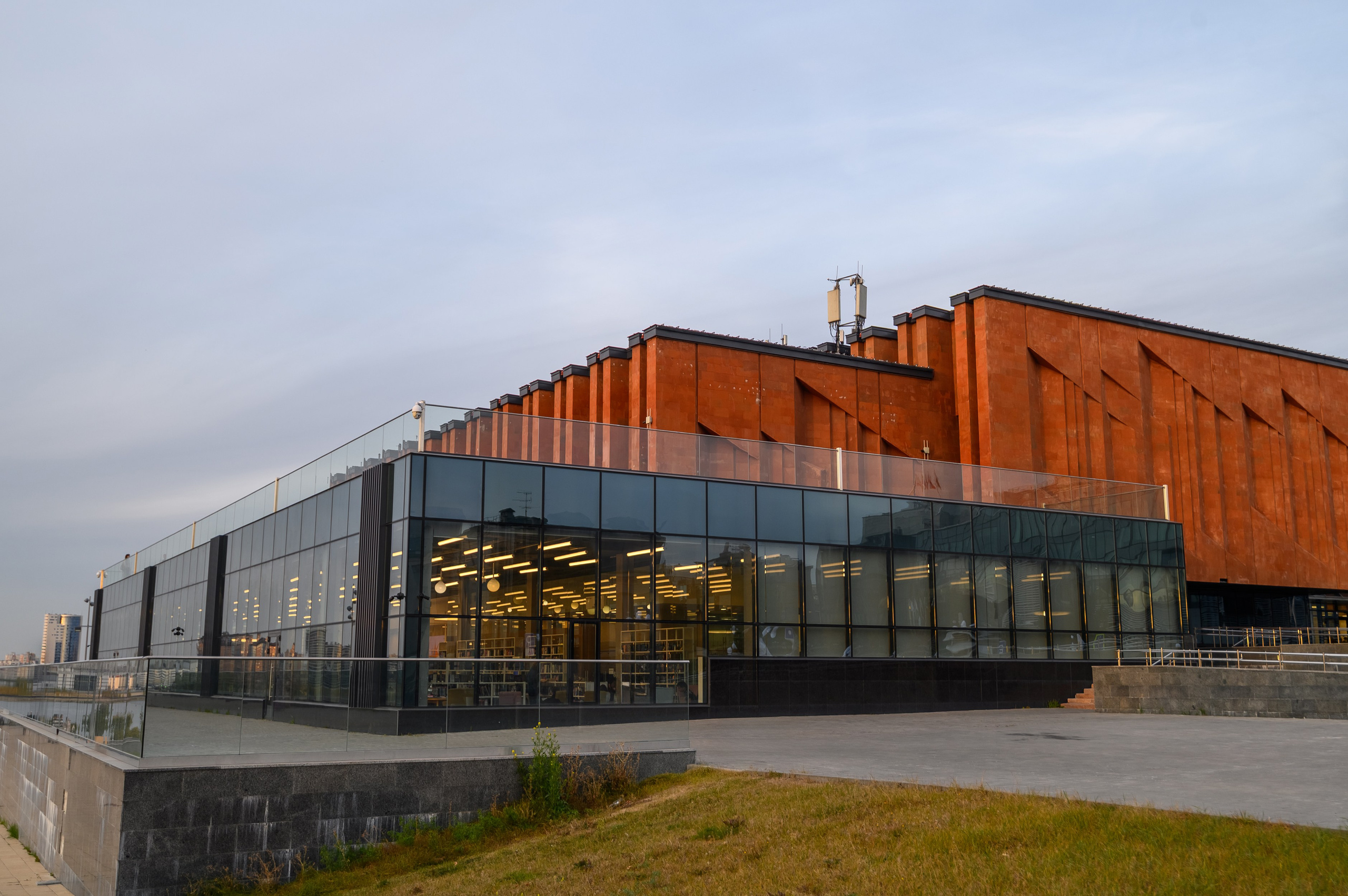 Деловой центр Казани как современная локация для портретной съемки в работах фотографа Алексея Клейменова