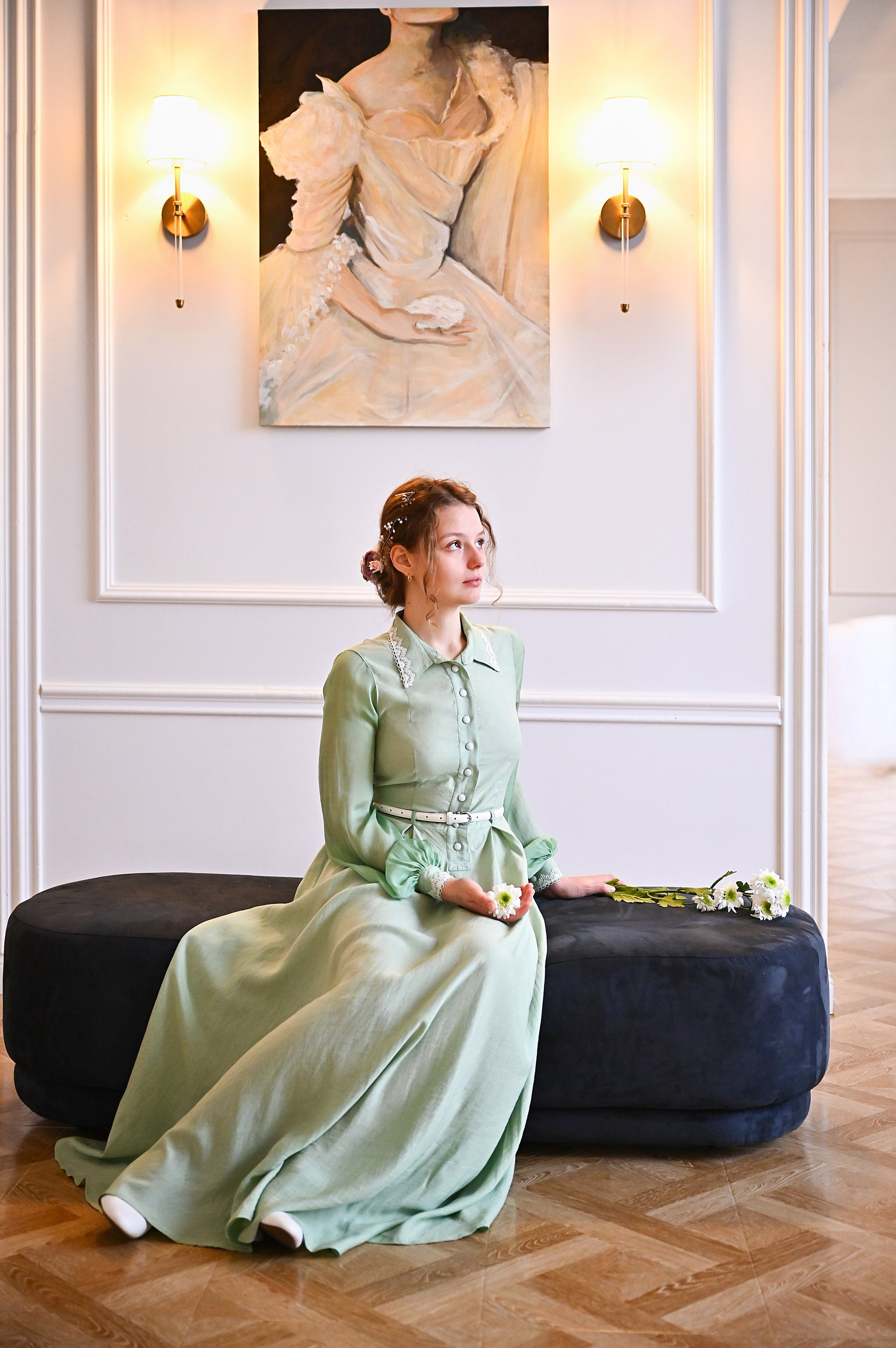 Фото девушки в длинном платье в светлой студии Краснодар