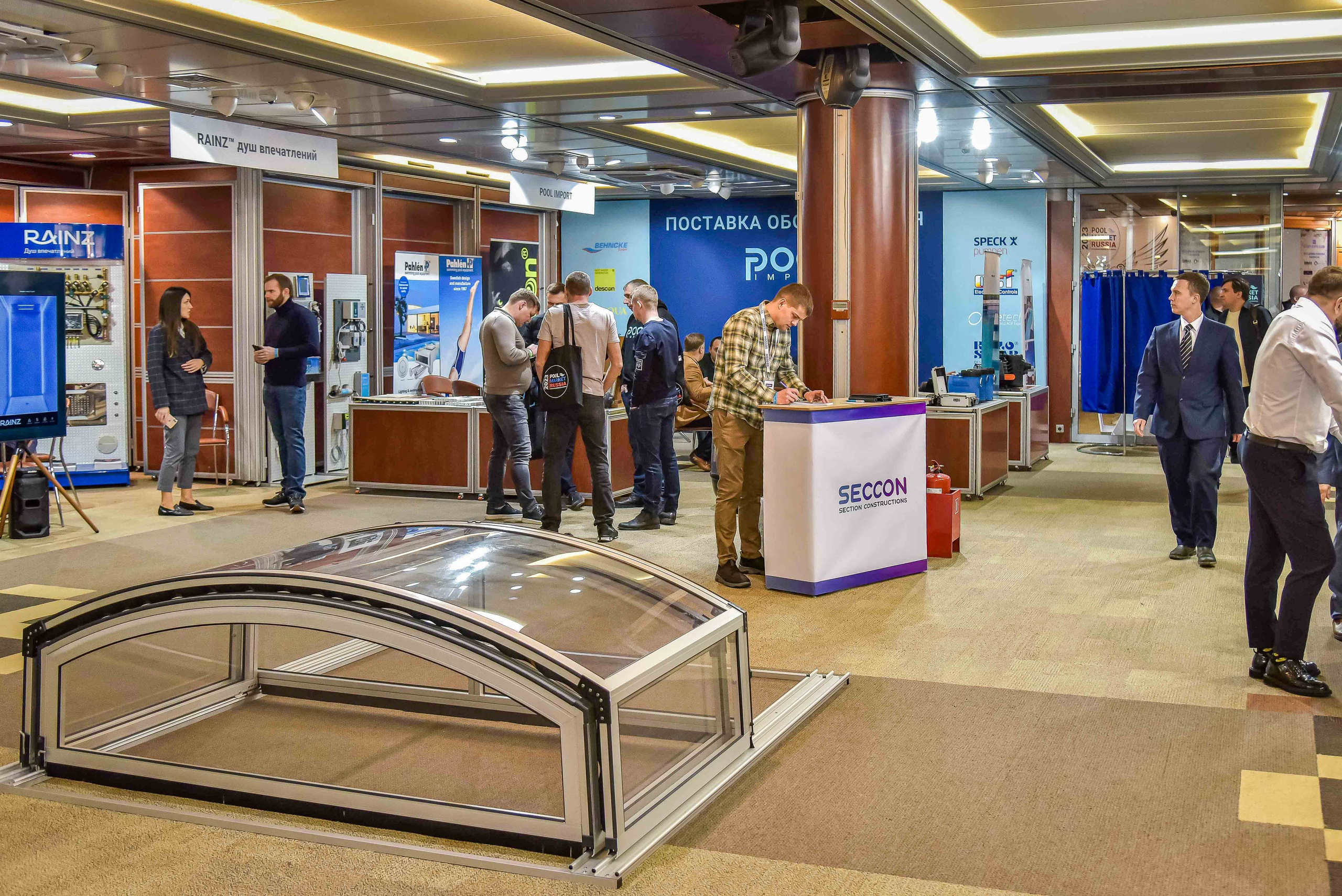 Выступление спикера на выставке в Москве, репортажная фотосъемка мероприятия передает атмосферу мероприятия.