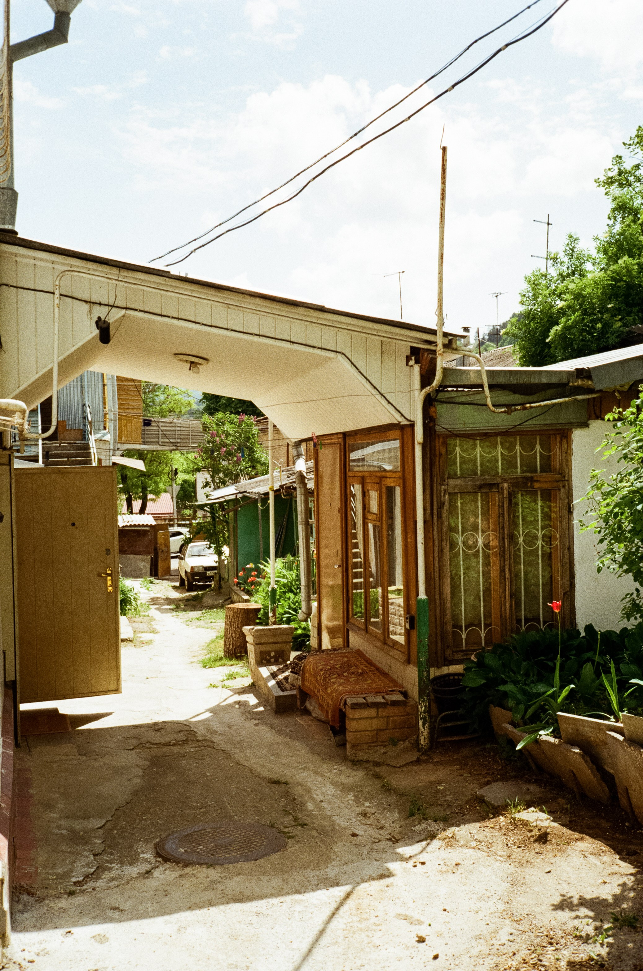 Дворик на Гагарина в Кисловодске. Паркур. Фотограф-документалист Мария Осокина