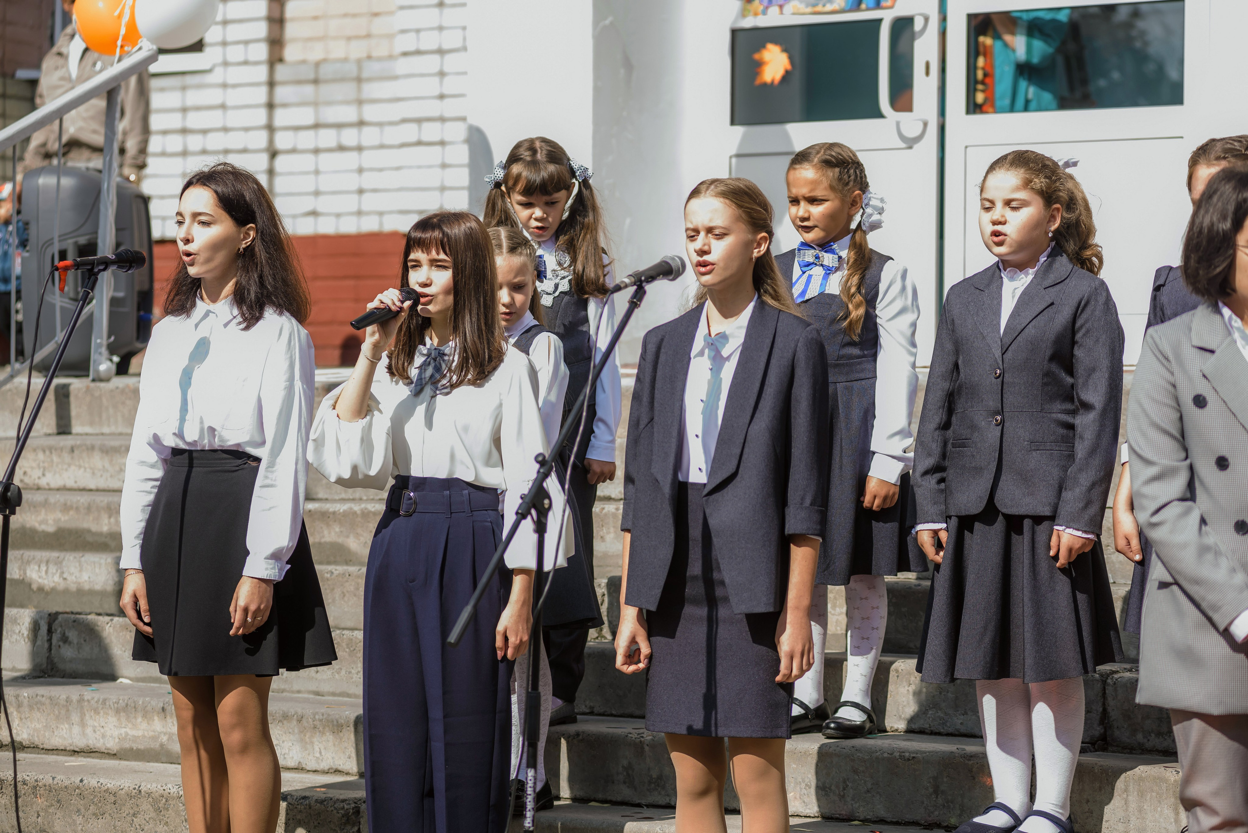 Линейка 11-е классы 2023. Фотограф Галина Лисанова, г. Брянск