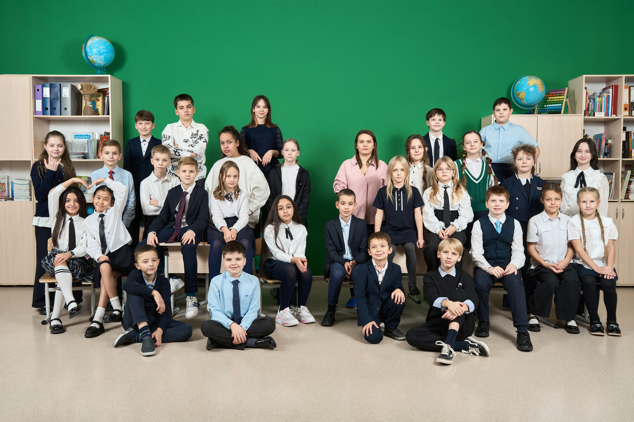 общее фото учеников начальной школы с учителем в классе