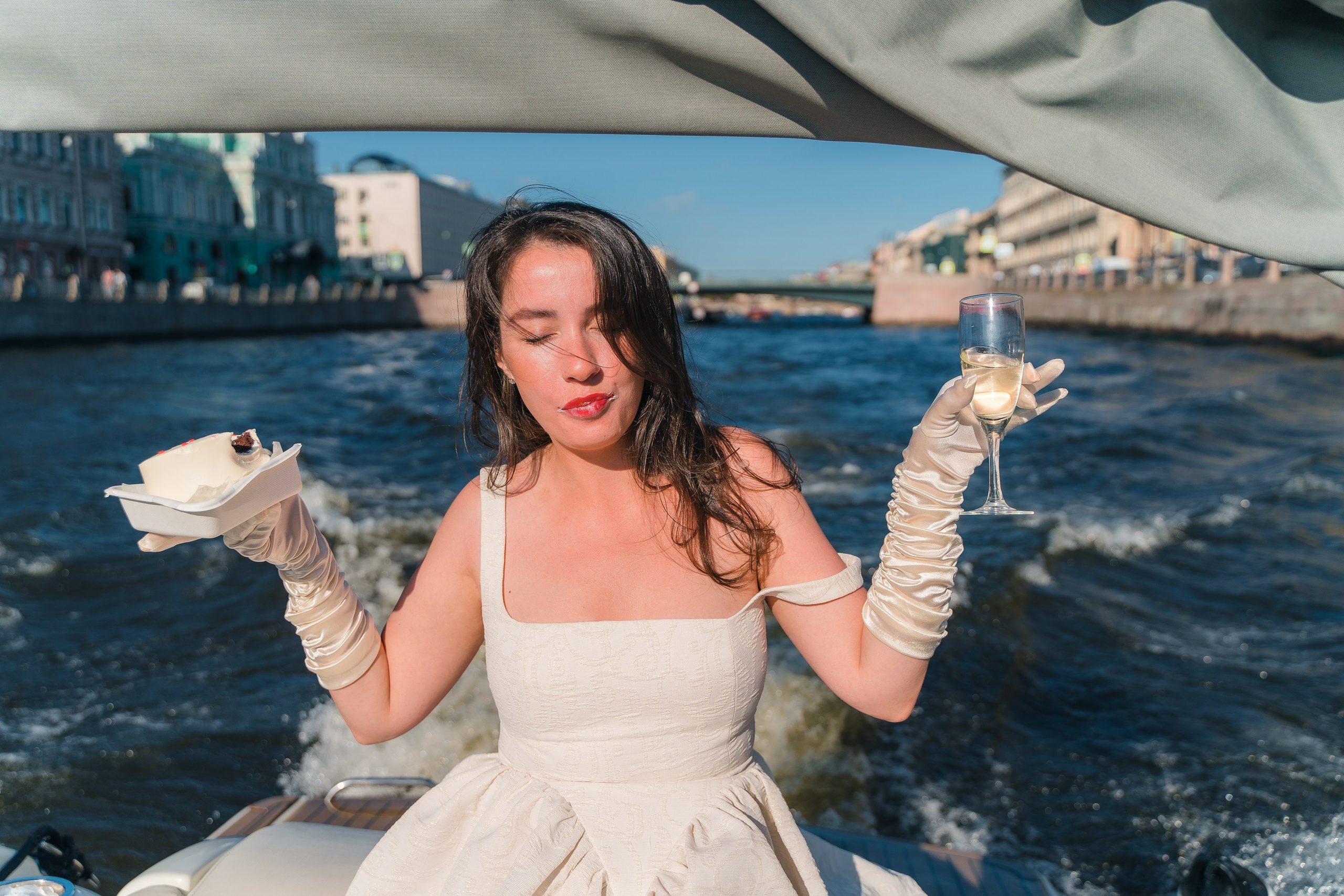 Фотосъемка девичника, встреча девушек, веселые женские портреты