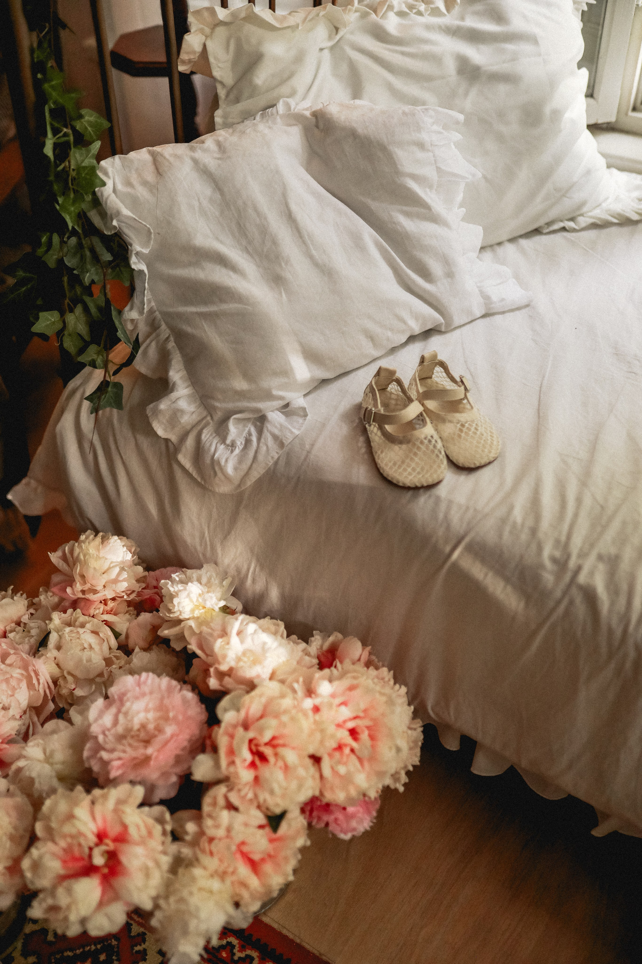 Пионы на балконе