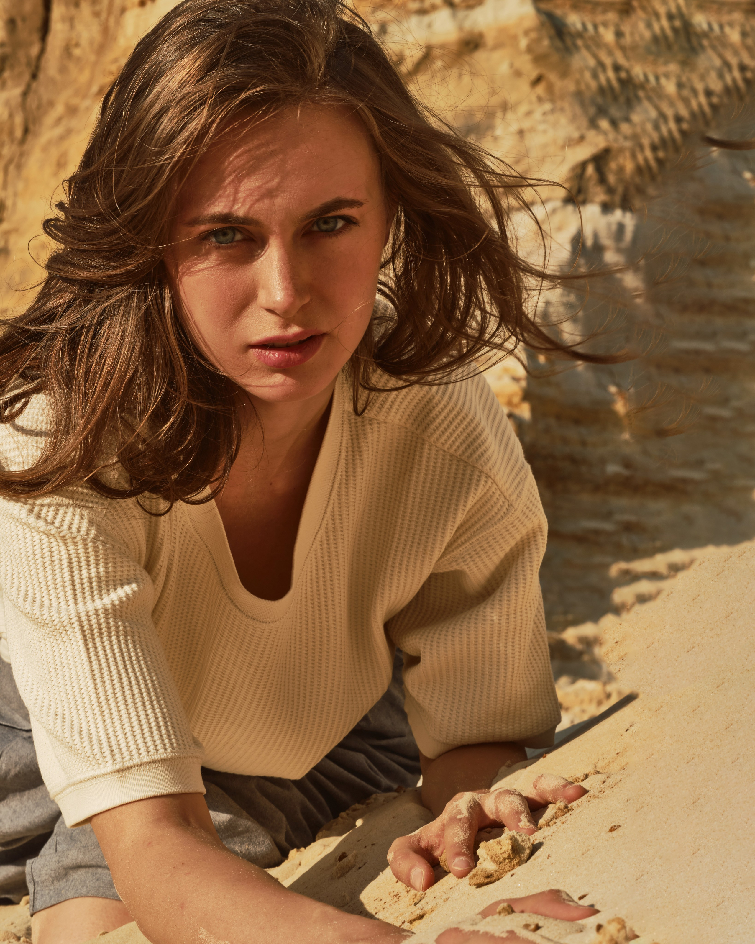 Светлана в пустыне (на пляже). Фотограф Максим Ерёмин