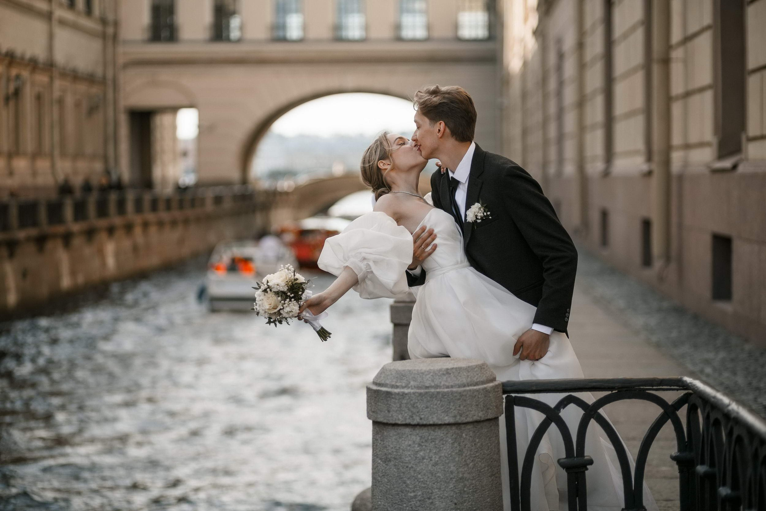 Красивая пара молодожёнов. Свадебный фотограф Игорь Брундасов 8PHOTO на свадьбу венчание загс СПб