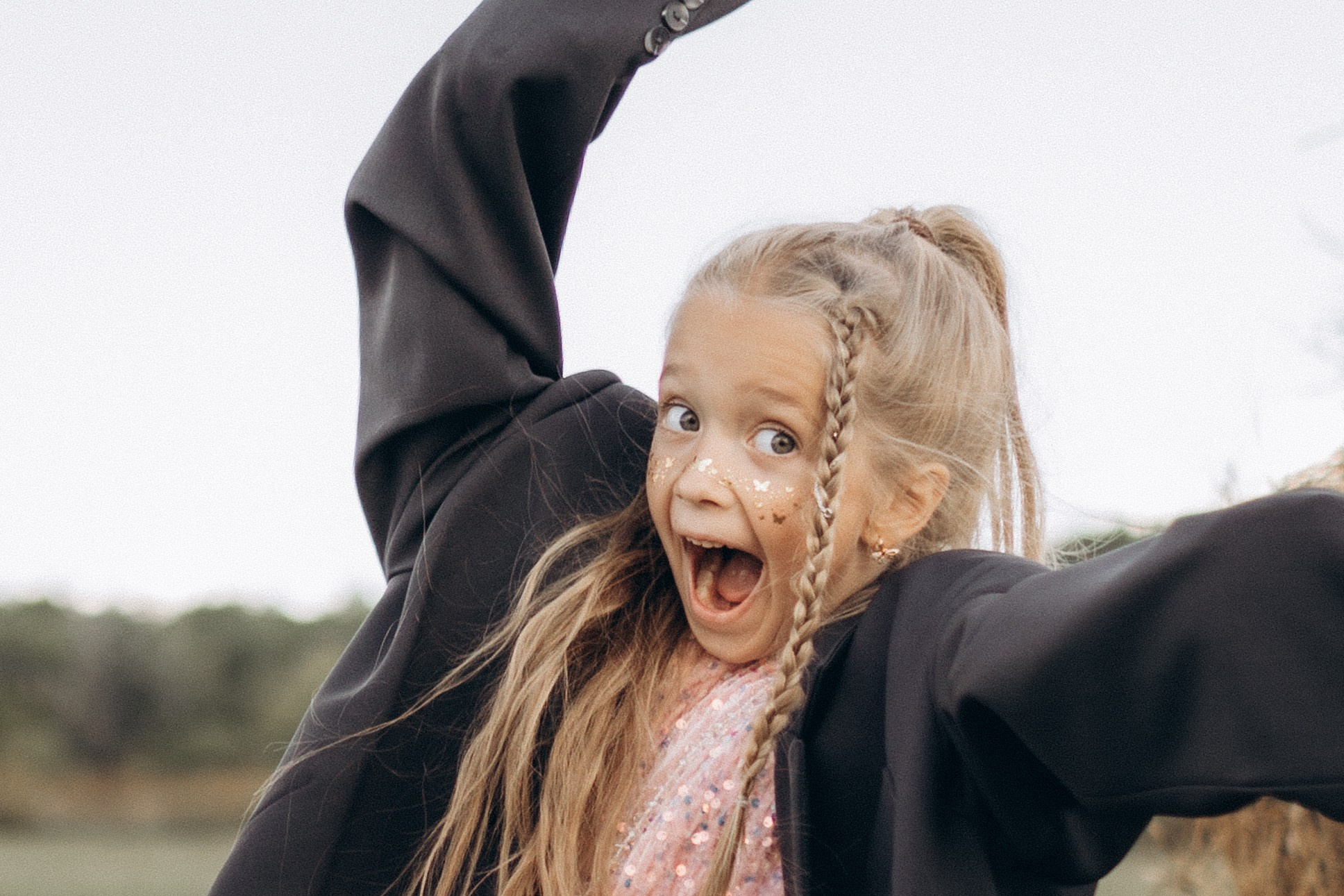 Вика и Миша на сене. Семейный фотограф lifestyle в Новосибирске Елена Шпилевая