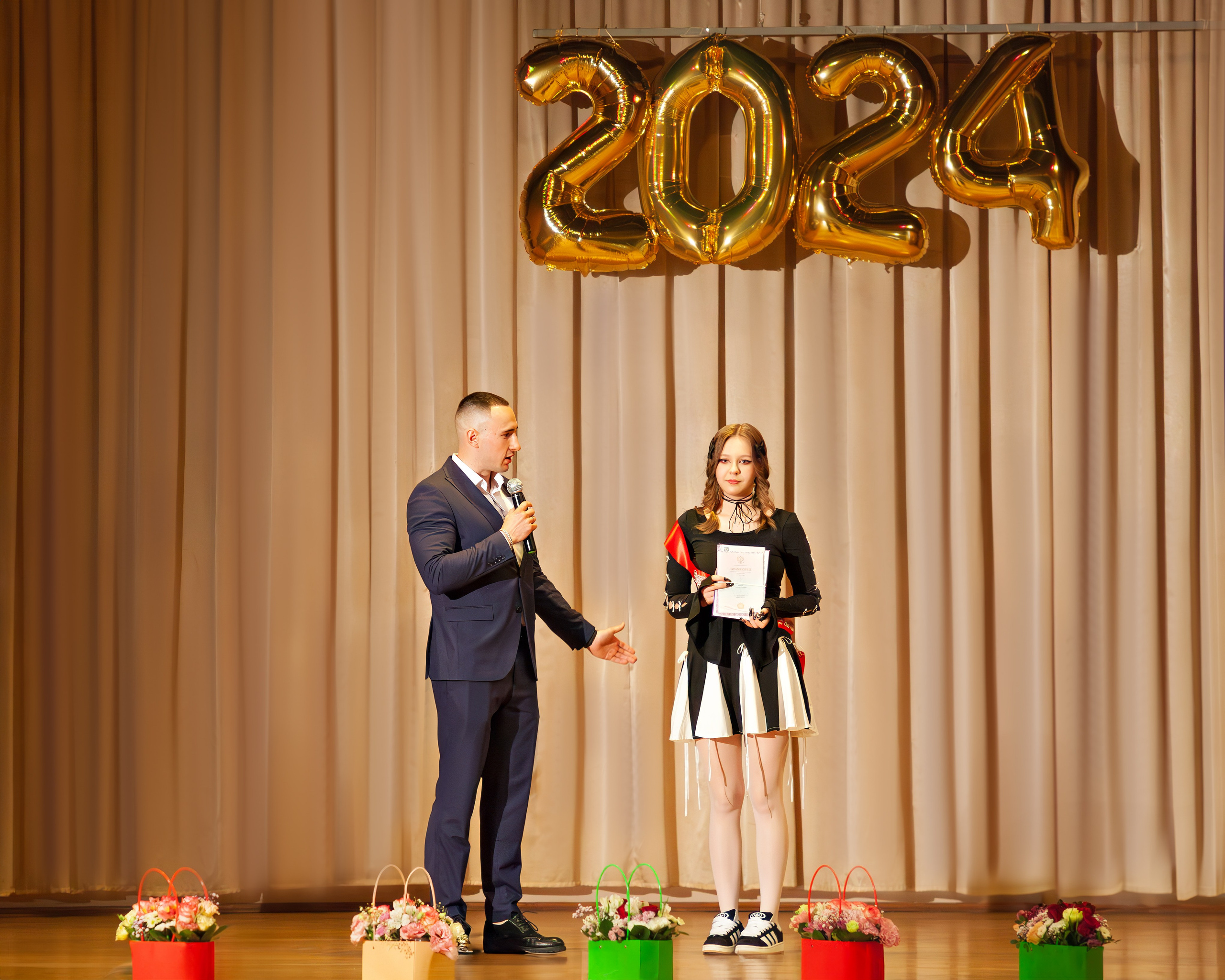 498 школа вручение дипломов, 2024. Выпускные альбомы и школьный фотограф в Подольске, Троицке, Щербинке, Москве и Московской области