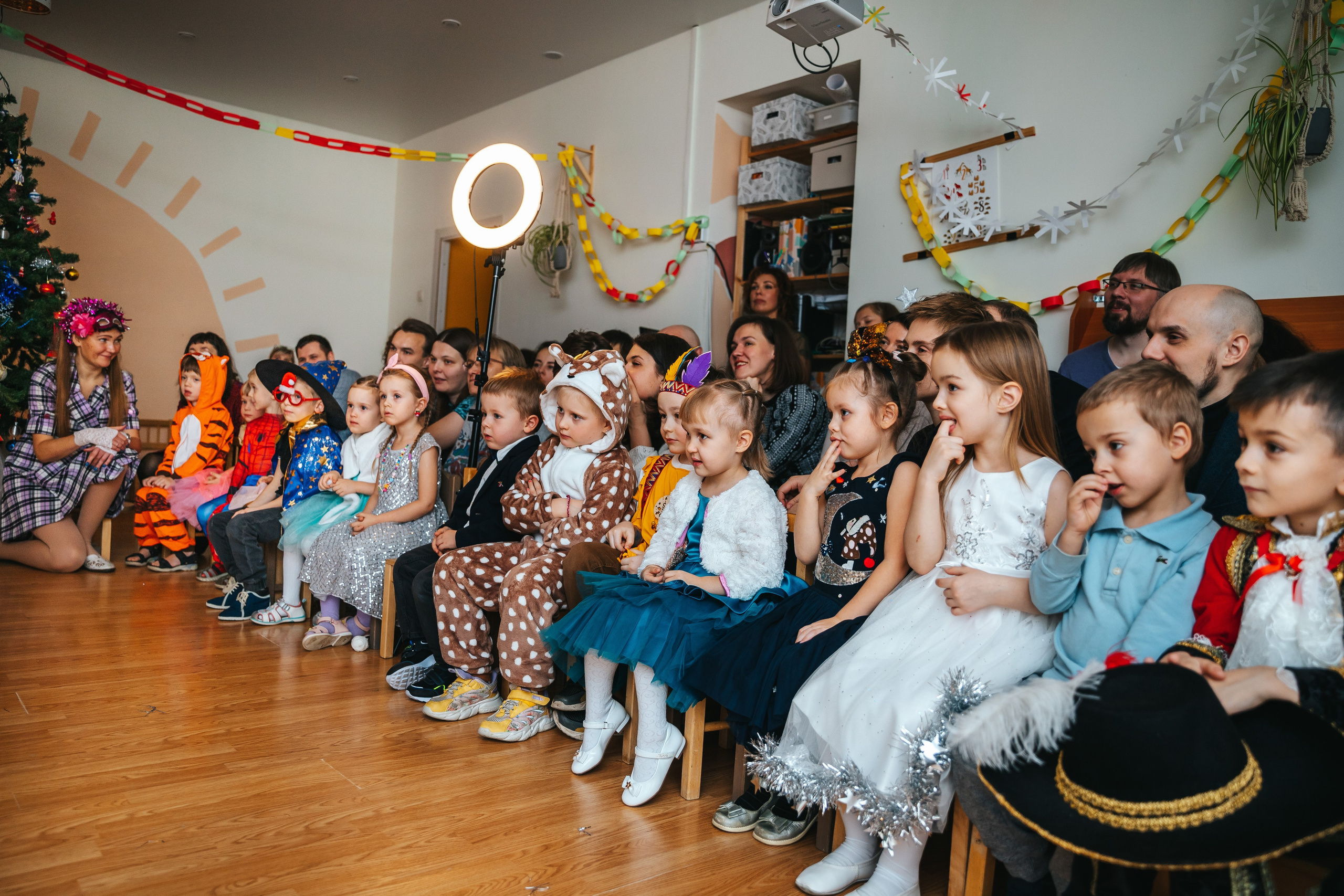 Новогодний утренник в Монтессори-садике. Семейный lifestyle фотограф в Санкт-Петербурге Людмила Пахомова