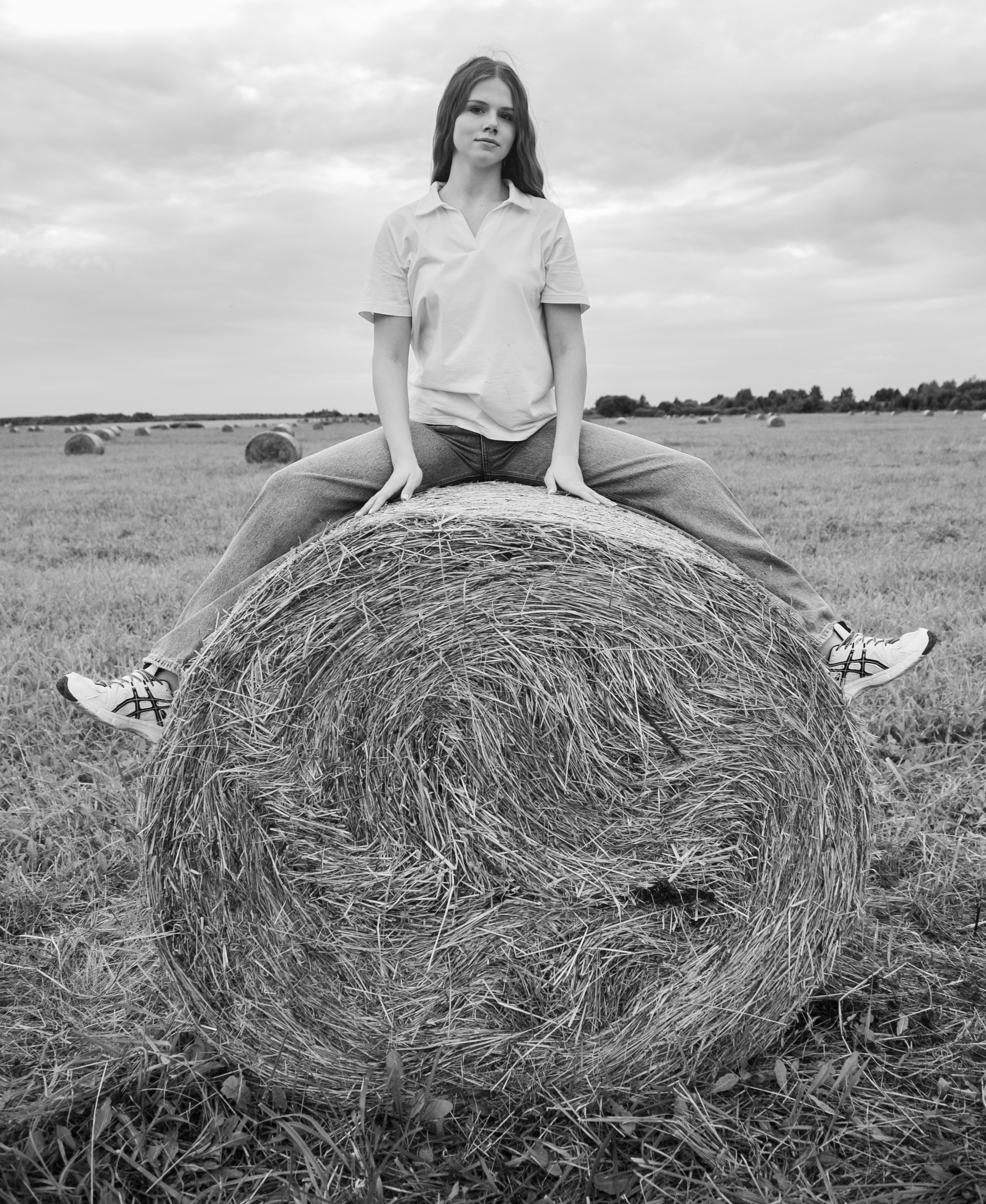 Юля с детками в стогах. Фотограф Надежда Абаренова