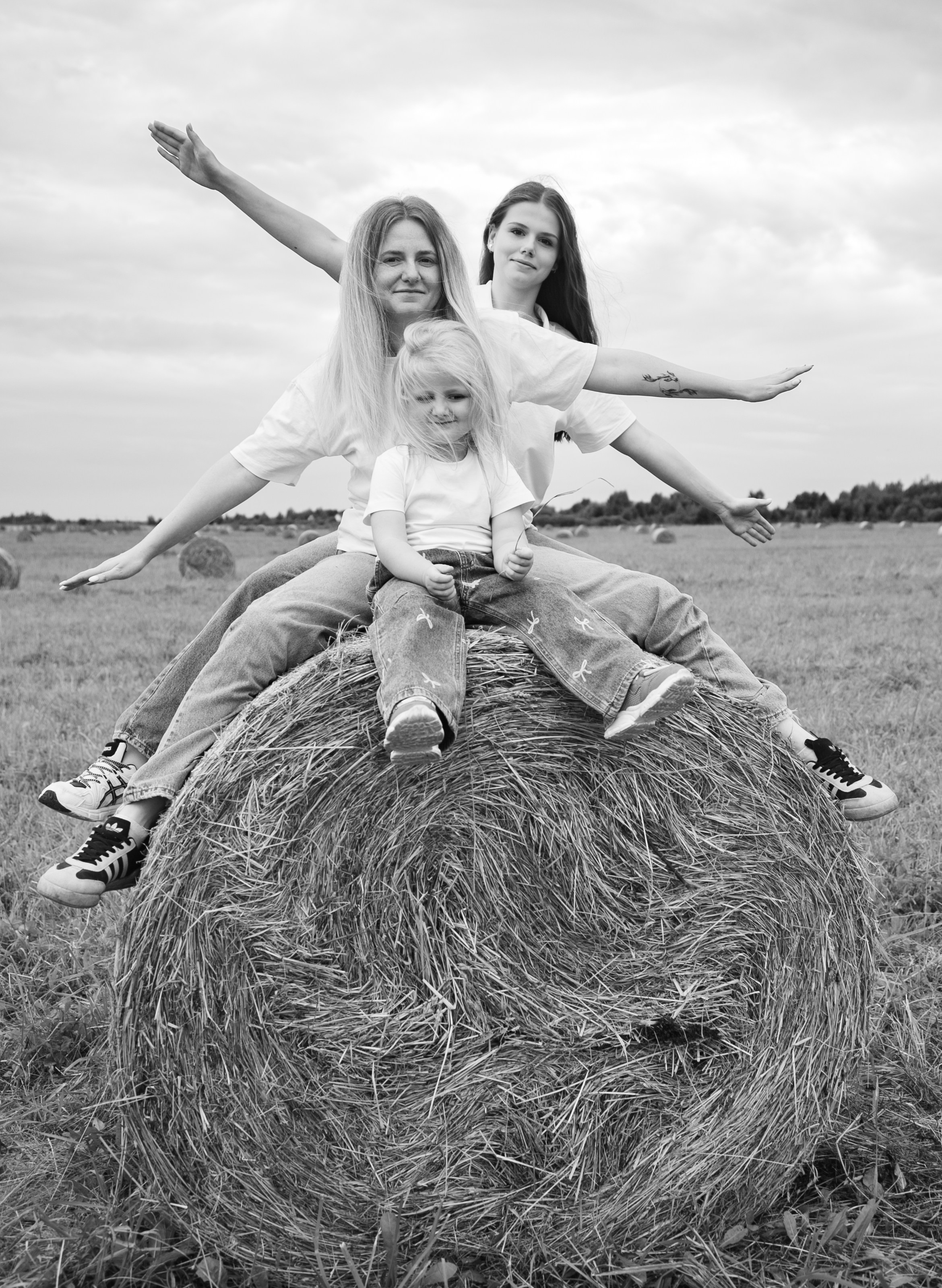 Юля с детками в стогах. Фотограф Надежда Абаренова
