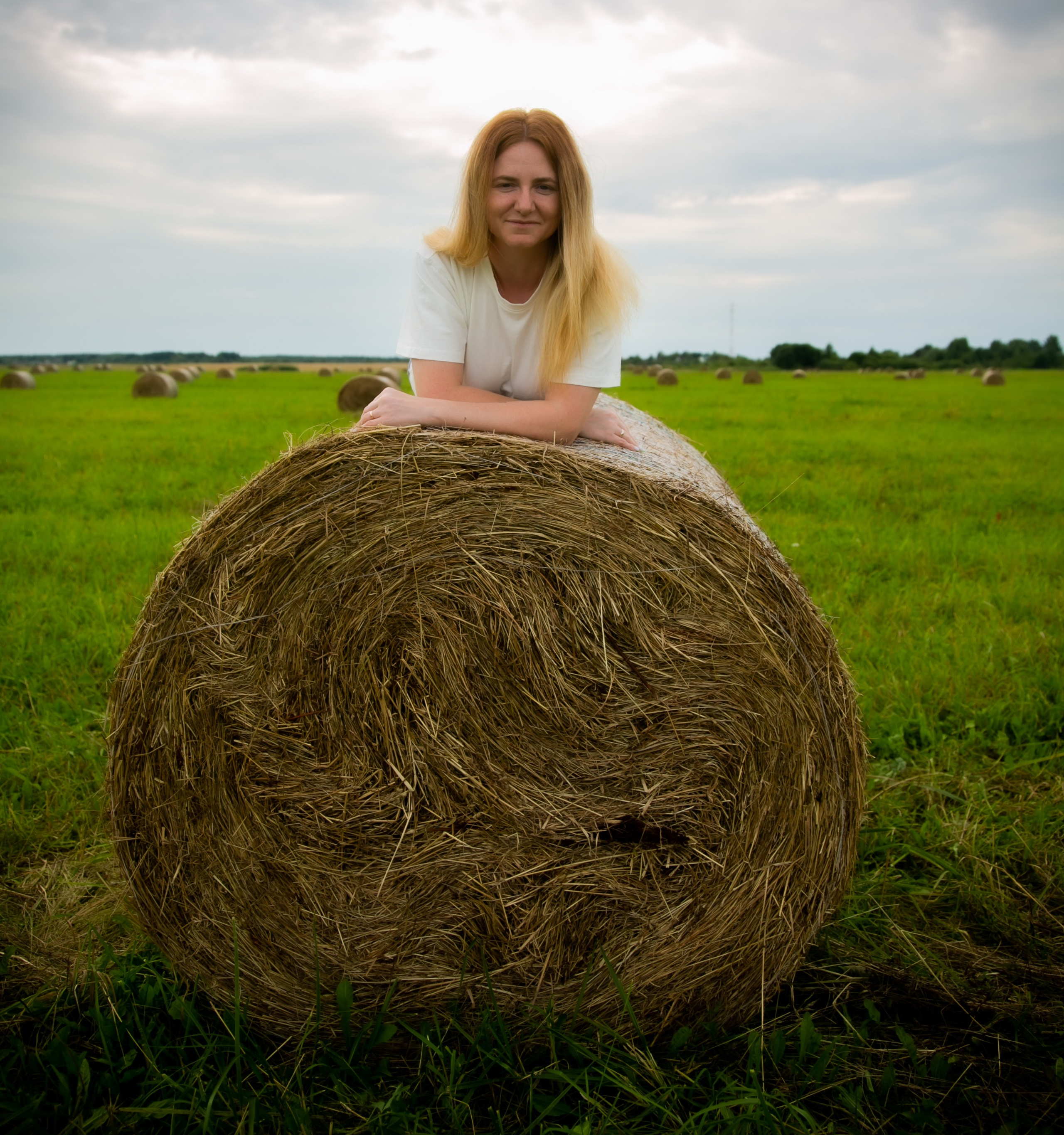 Юля с детками в стогах. Фотограф Надежда Абаренова