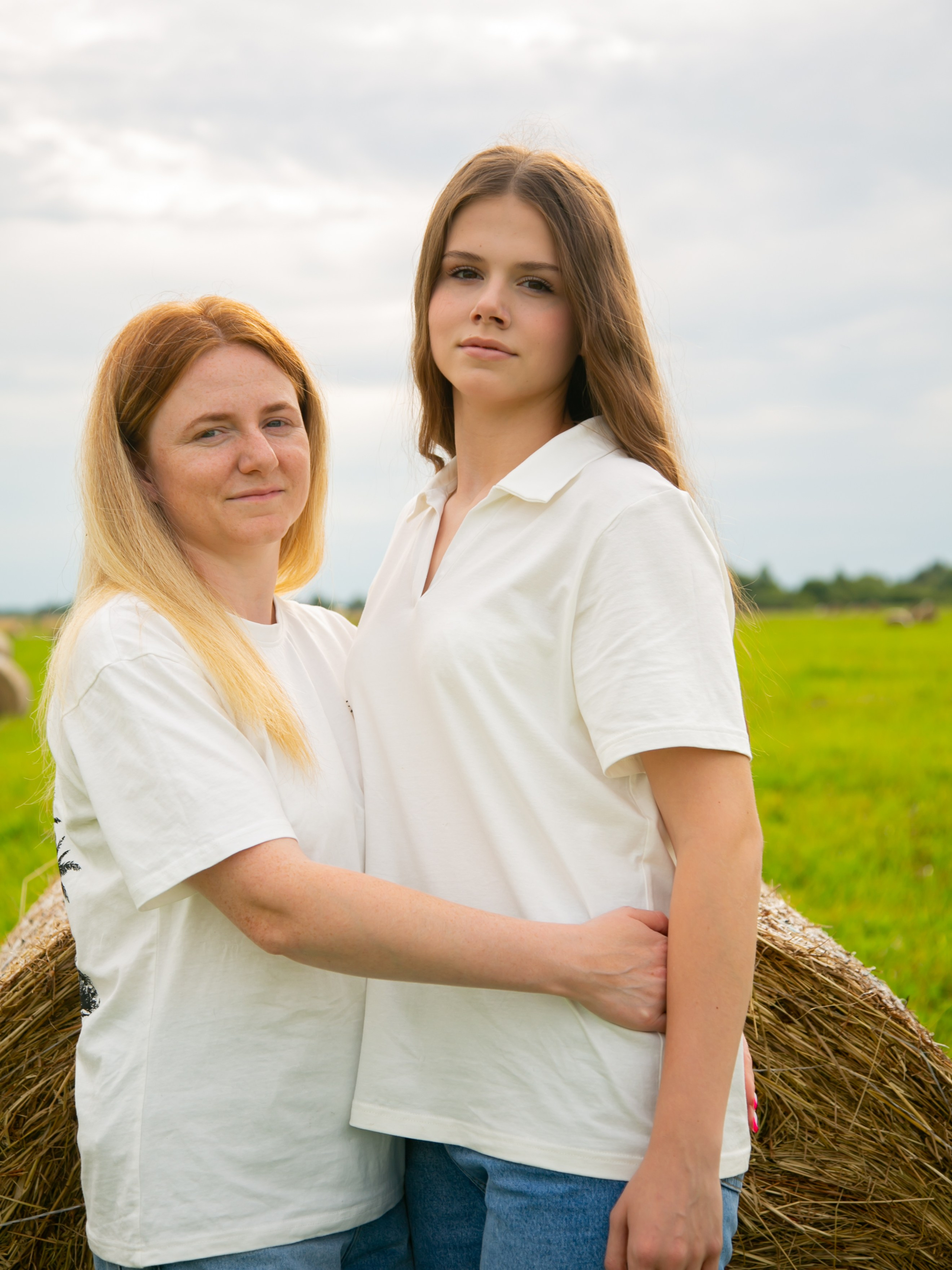 Юля с детками в стогах. Фотограф Надежда Абаренова