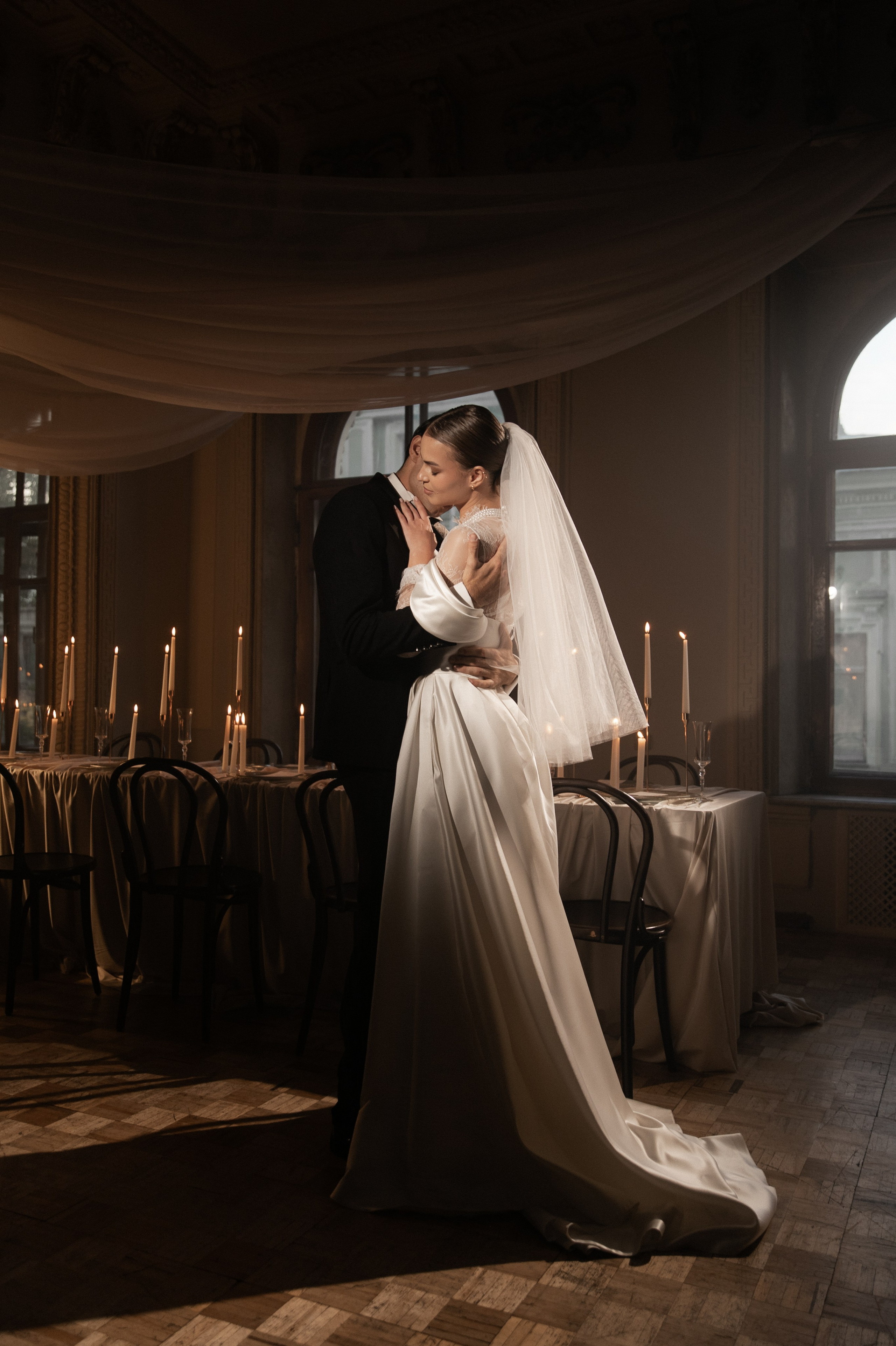 Камерный свадебный ужин при свечах в старинном особняке в фотостудии 21. Kult. Ярослава Ерина — свадебный фотограф в Москве