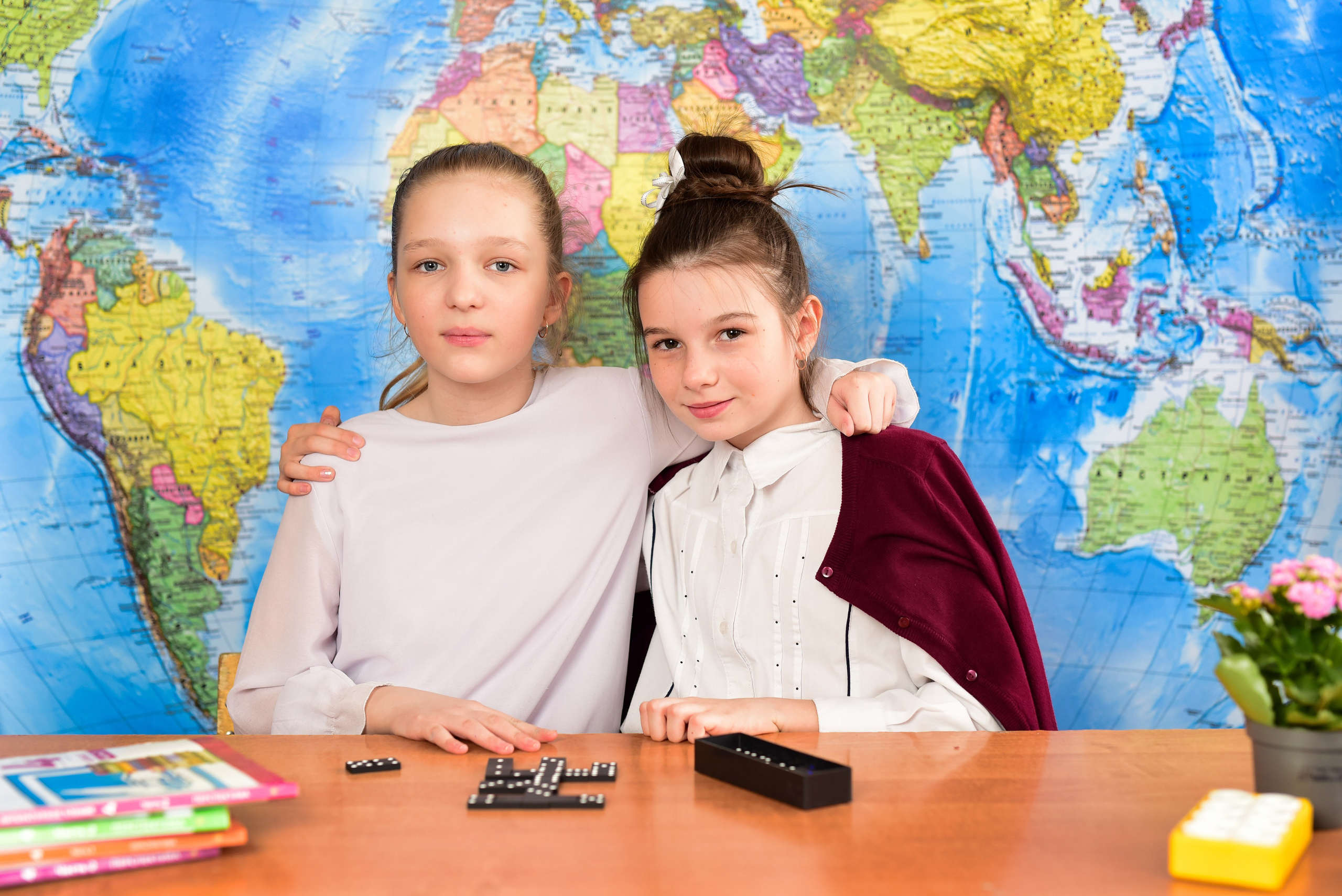 На фоне карты групповые. Семейный фотограф в Барнауле