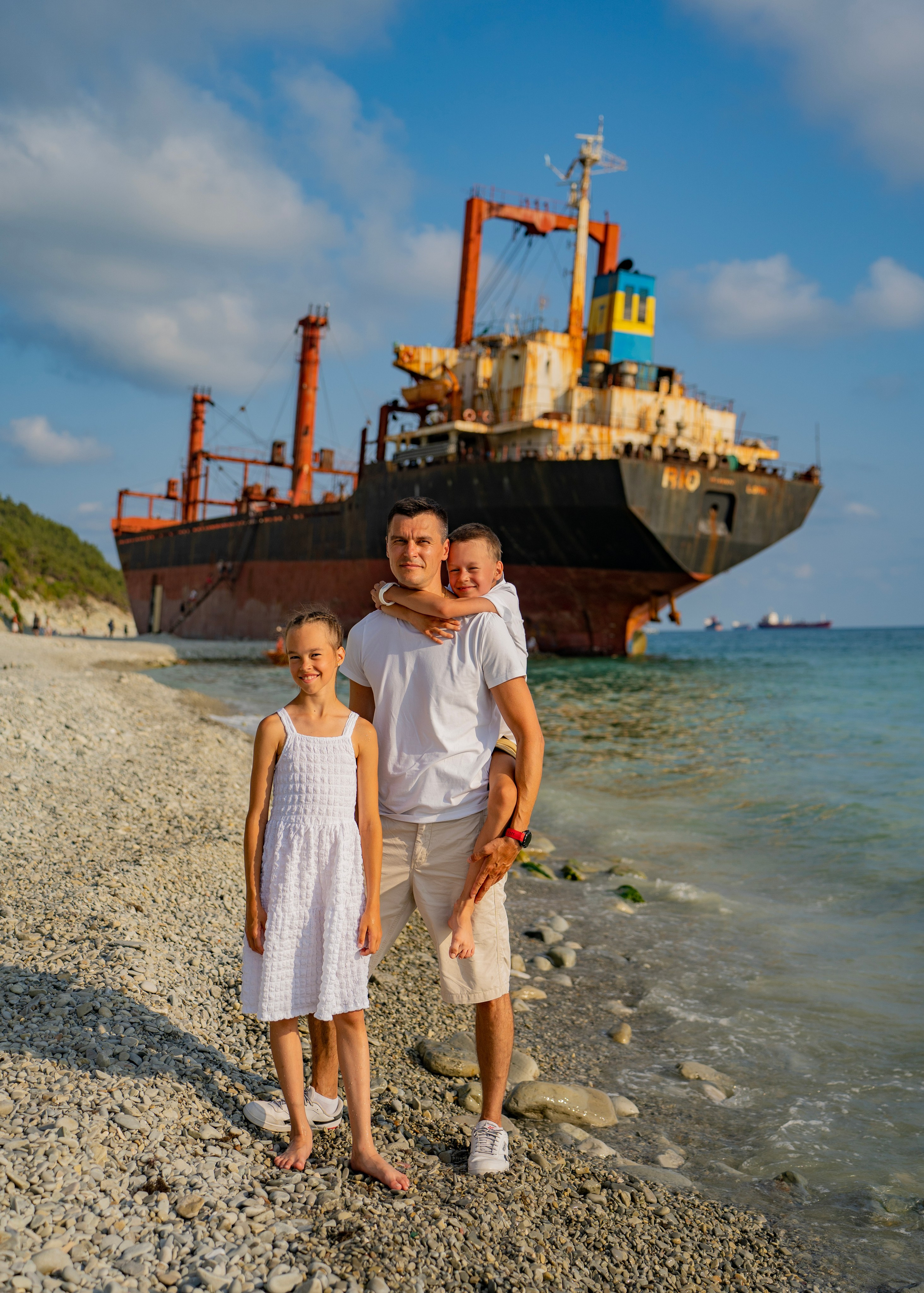 Фотосессия-поход к сухогрузу Рио. Семейный и детский фотограф Екатерина Черняева. Снимаю портреты, love story, фотопрогулки, работаю на улице, в кафе, студии, дома у клиента
