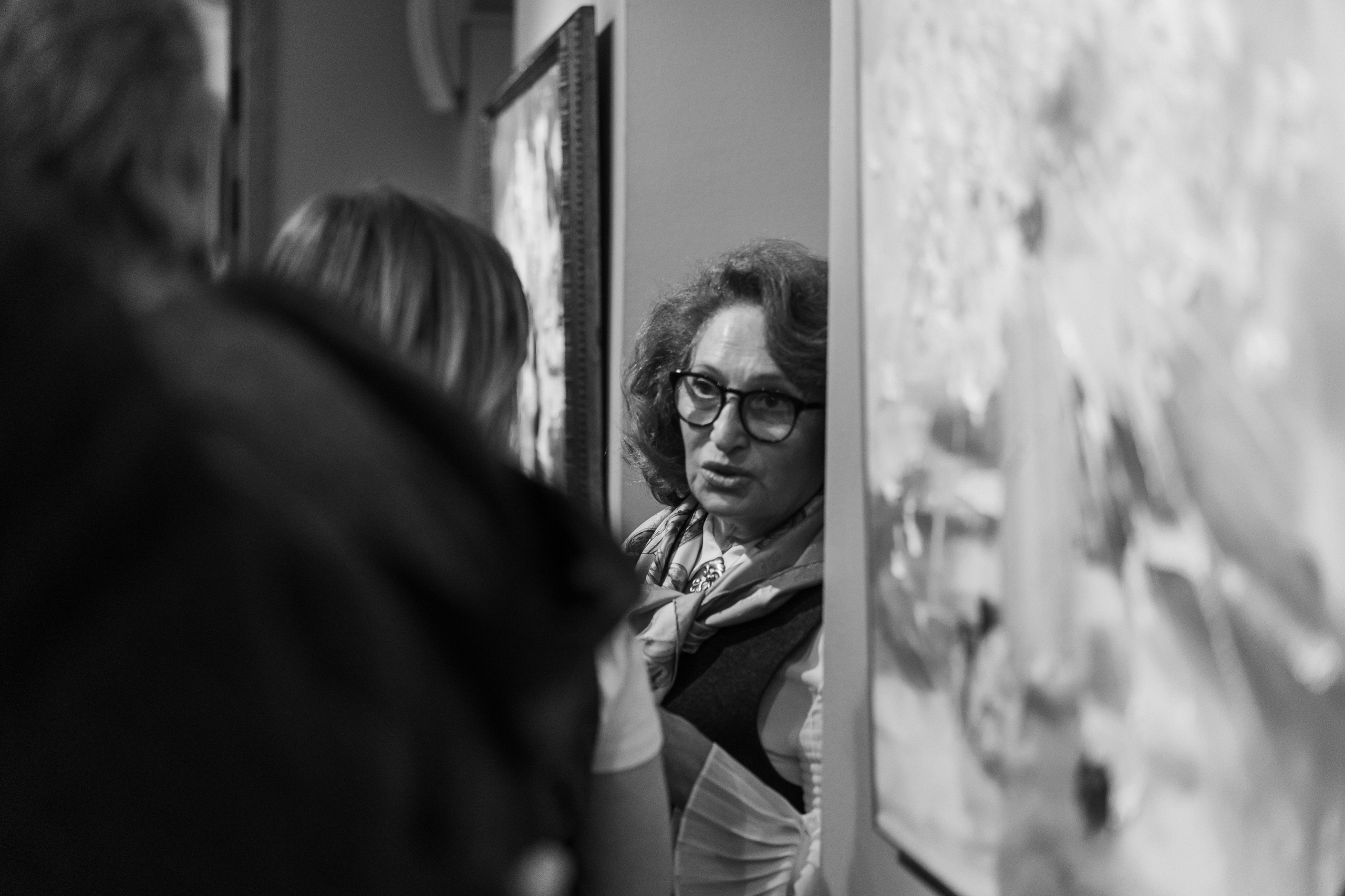 Съёмка открытия вытсавки художника Ильи Даньшина. Лиза Фирстова — самый добрый фотограф