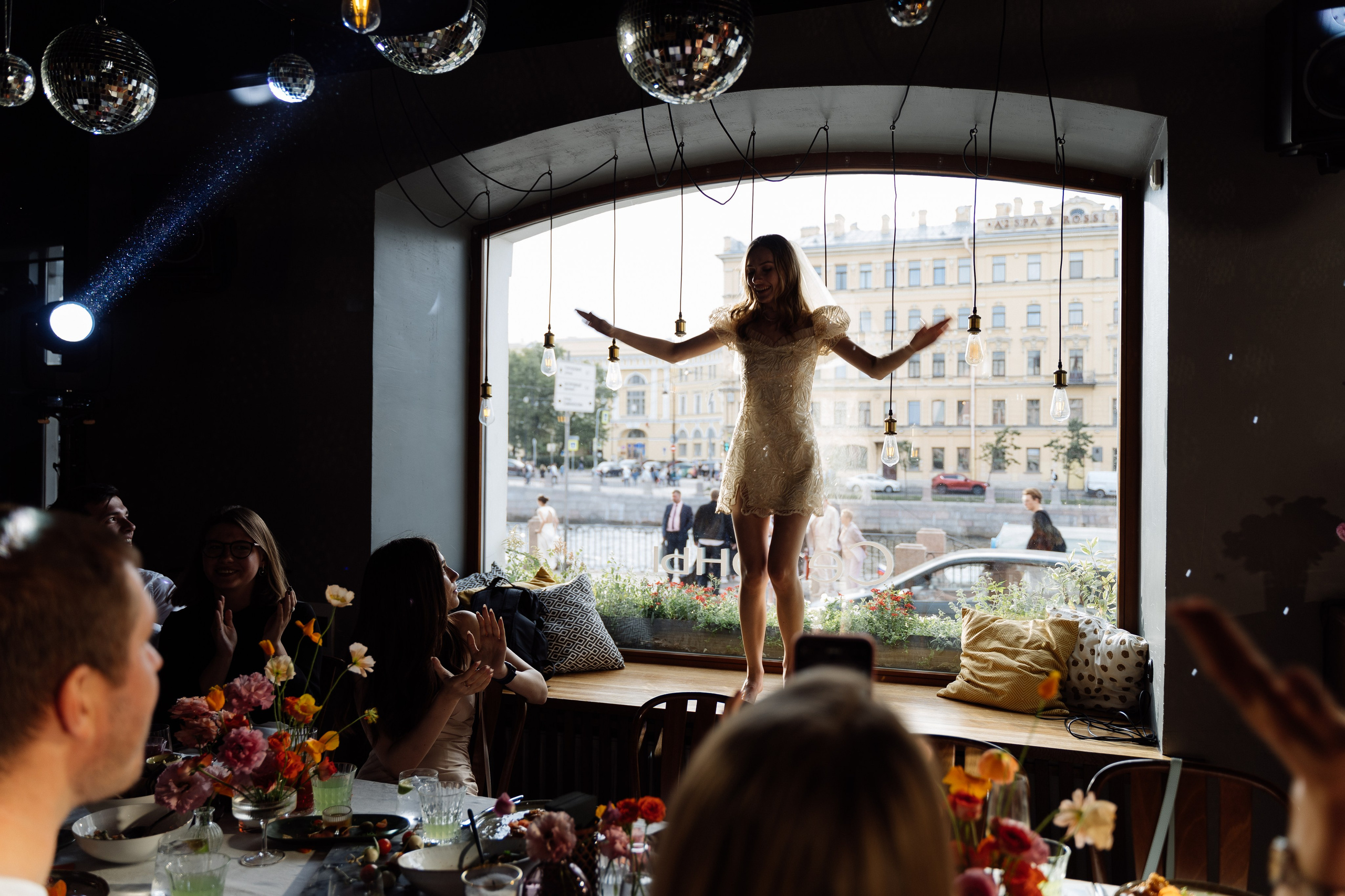 Камерная свадьба на фонтанке в сезонах. Свадебный фотограф организатор в Санкт-Петербурге Ассоль Опарина