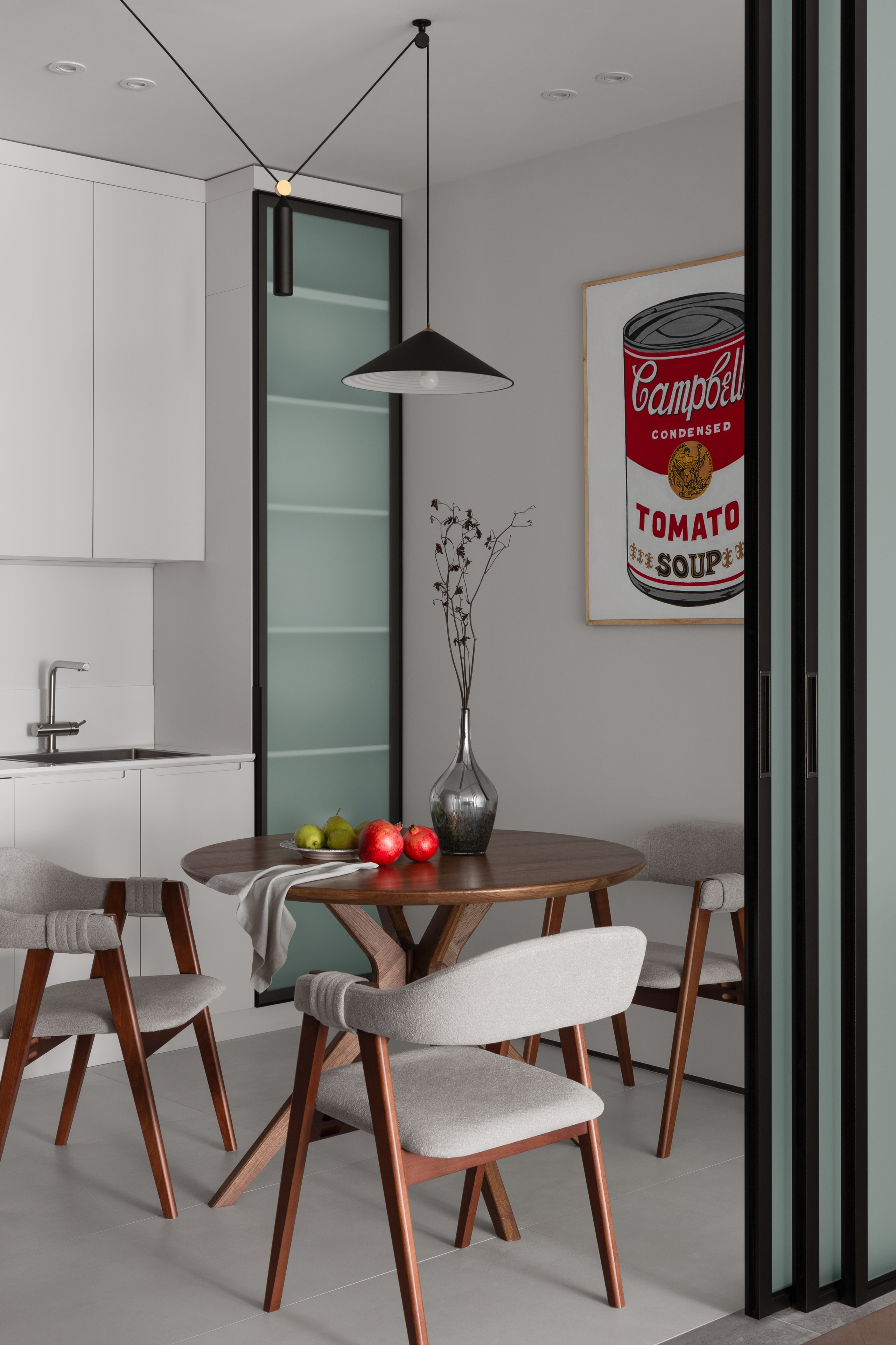 Фотосъёмка интерьера квартиры в стиле джапанди, кухня со стеклянной перегородкой.