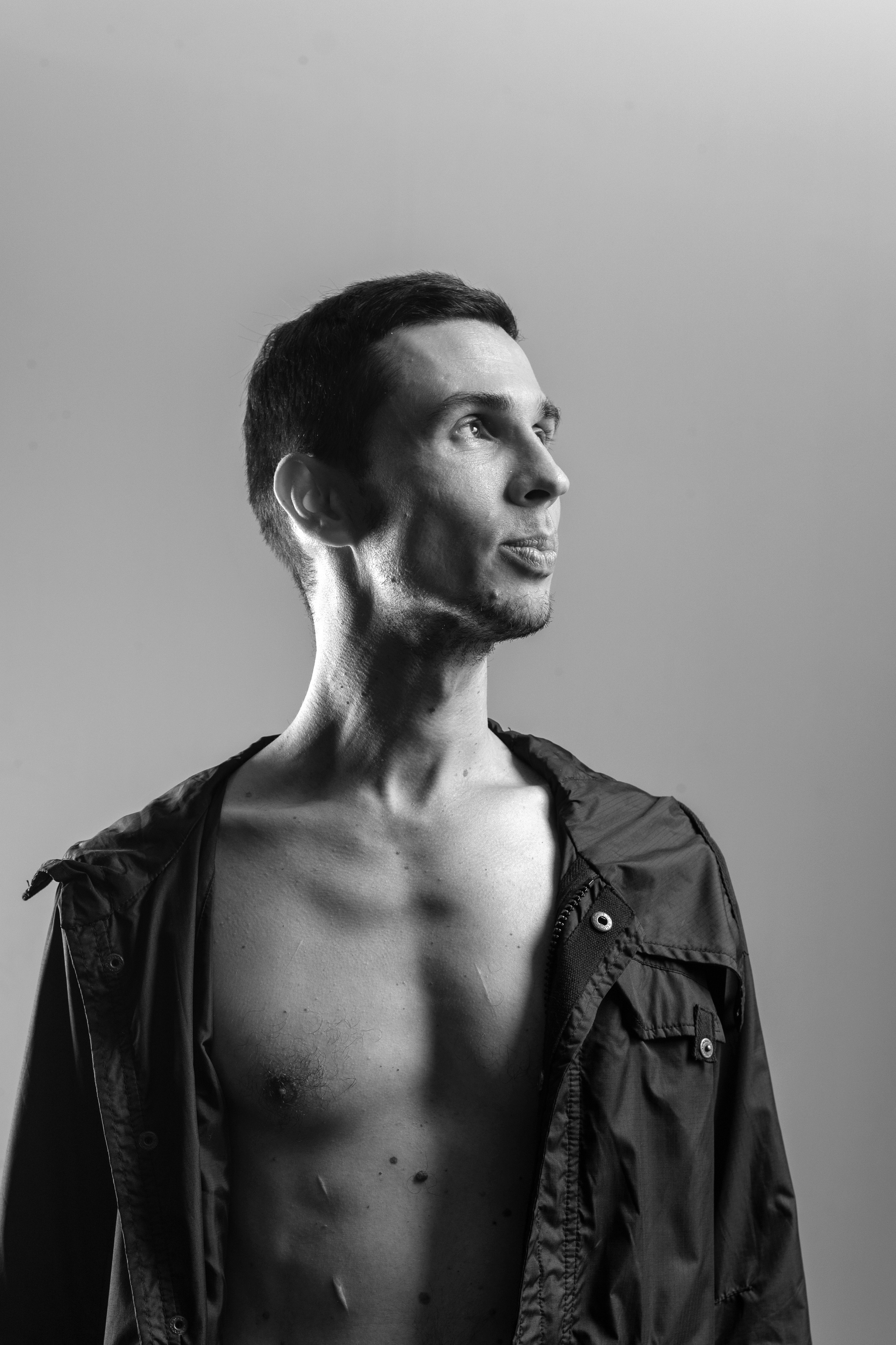 мужчина смотрит в сторону, студийный портрет