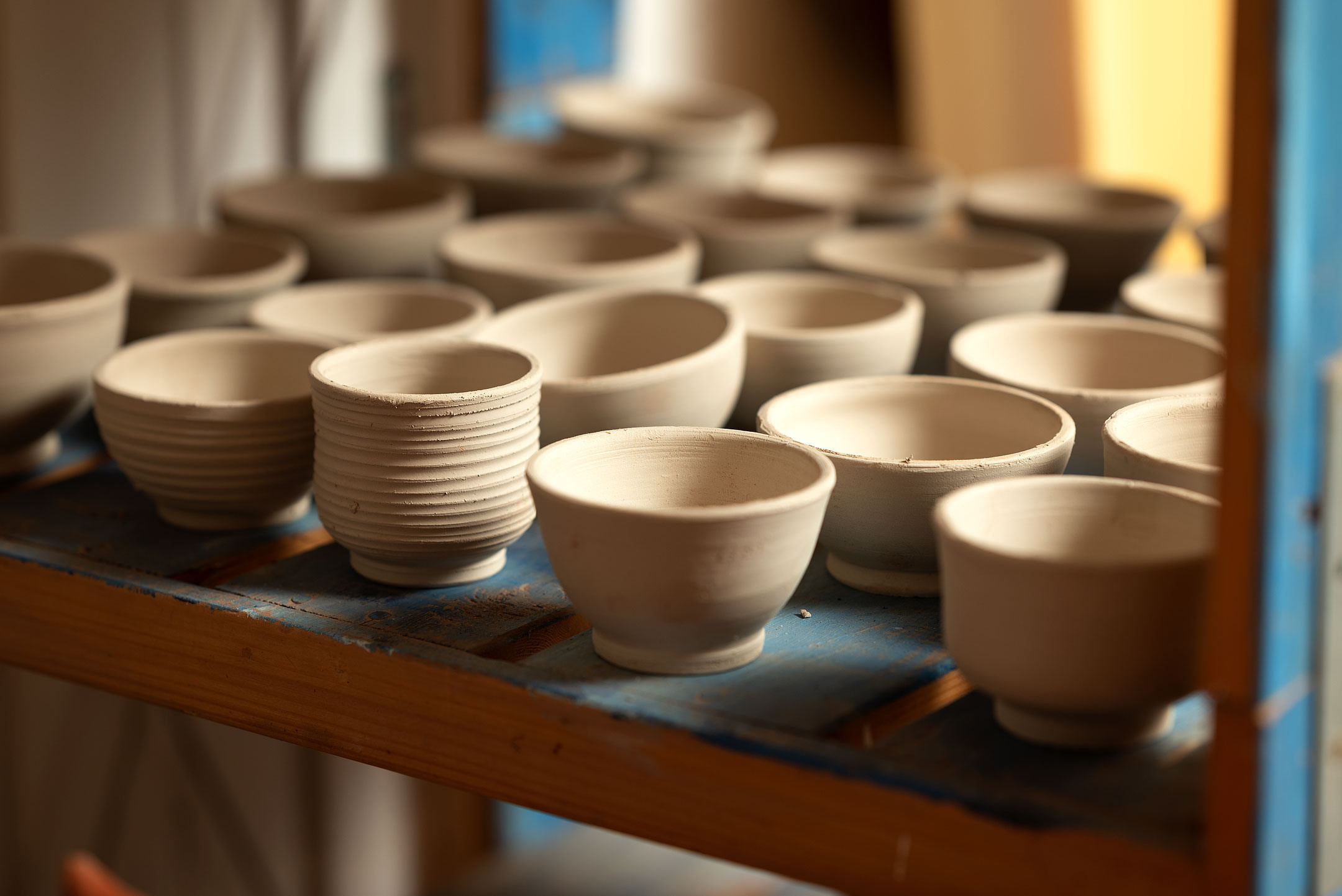 глиняные чашки во время сушки