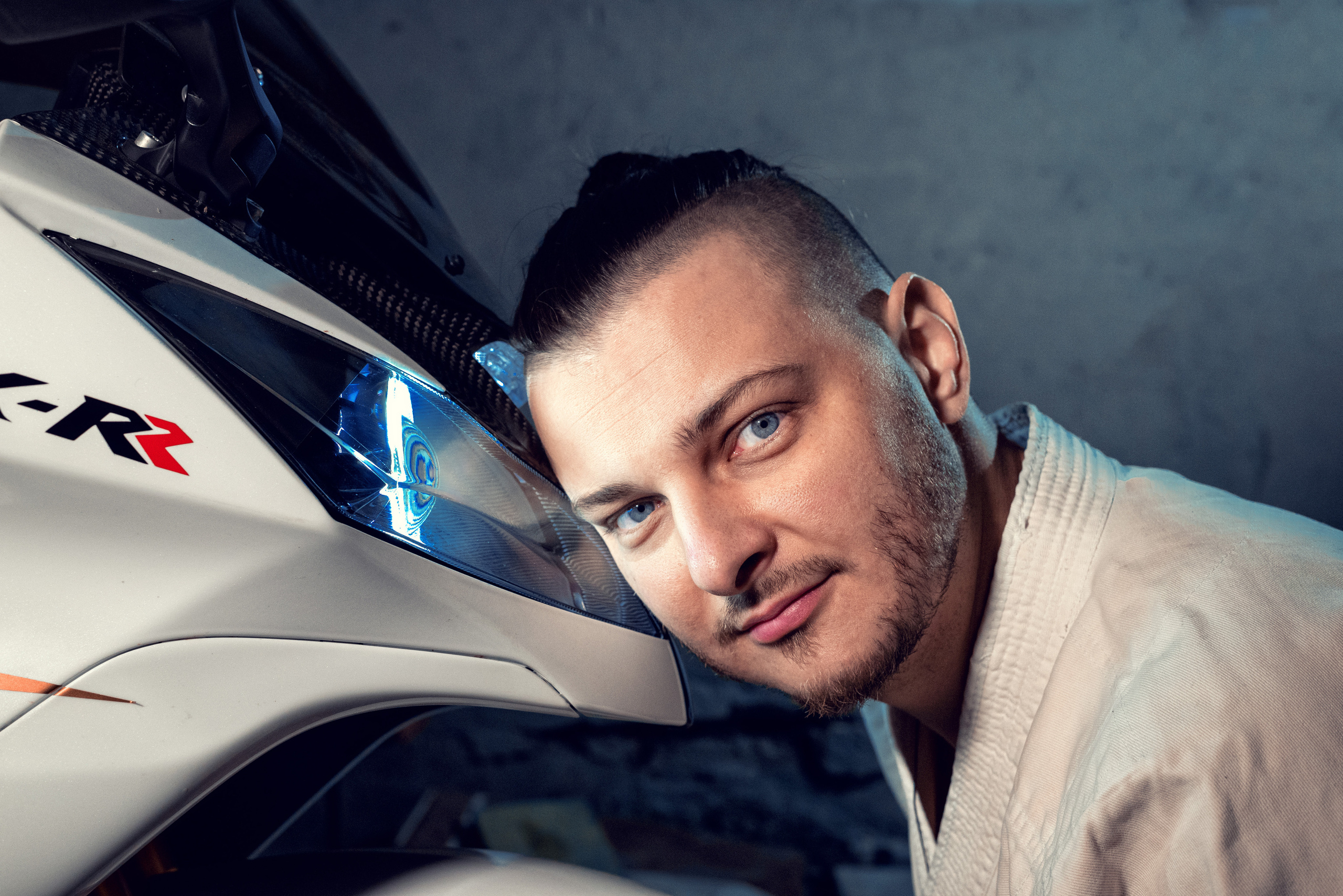 Мужской портрет. Мужчина в кимоно с байком кавасаки ниндзя