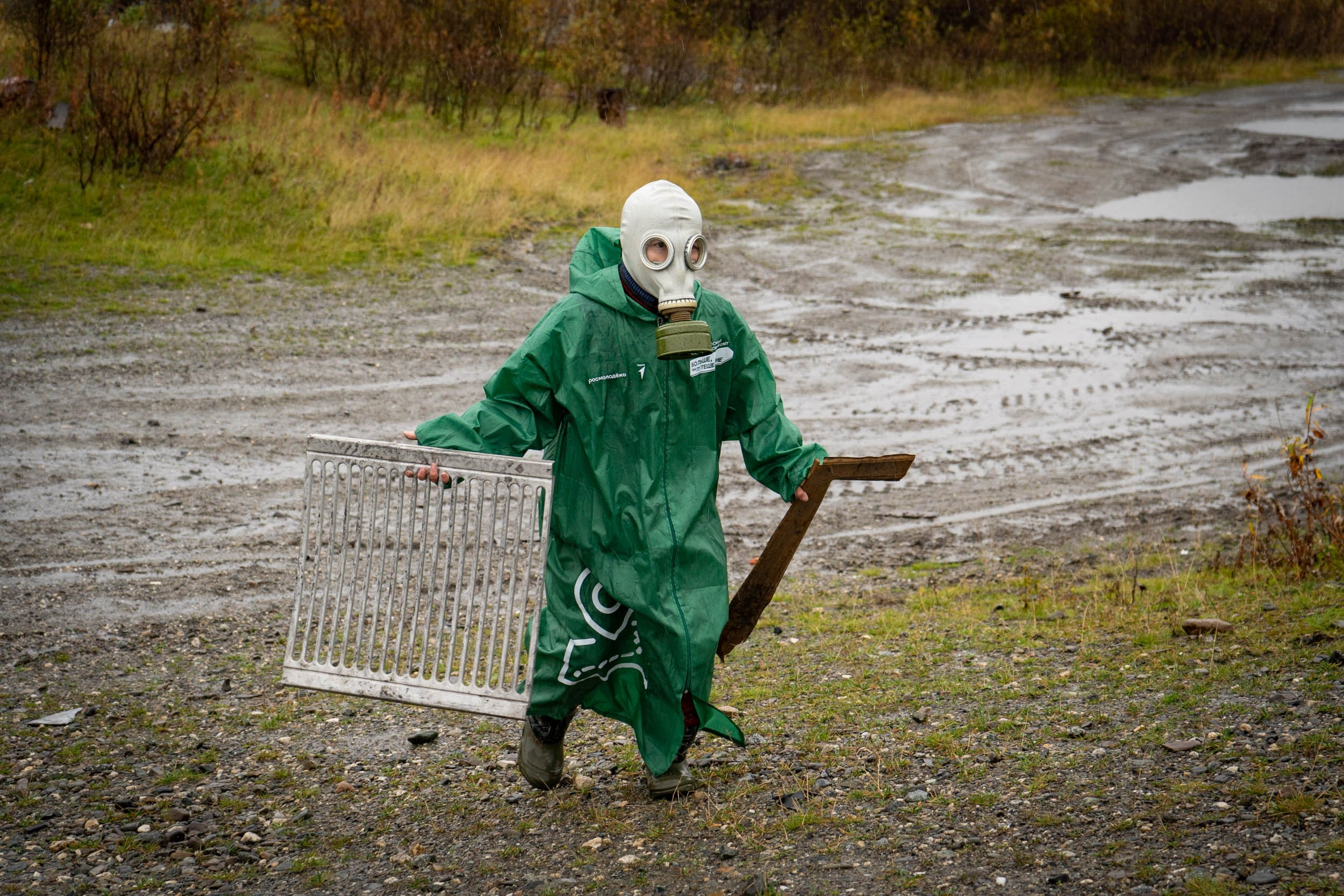 Уборка перрона п.Полярный, станция «110 км». Фотограф Екатерина Зорина