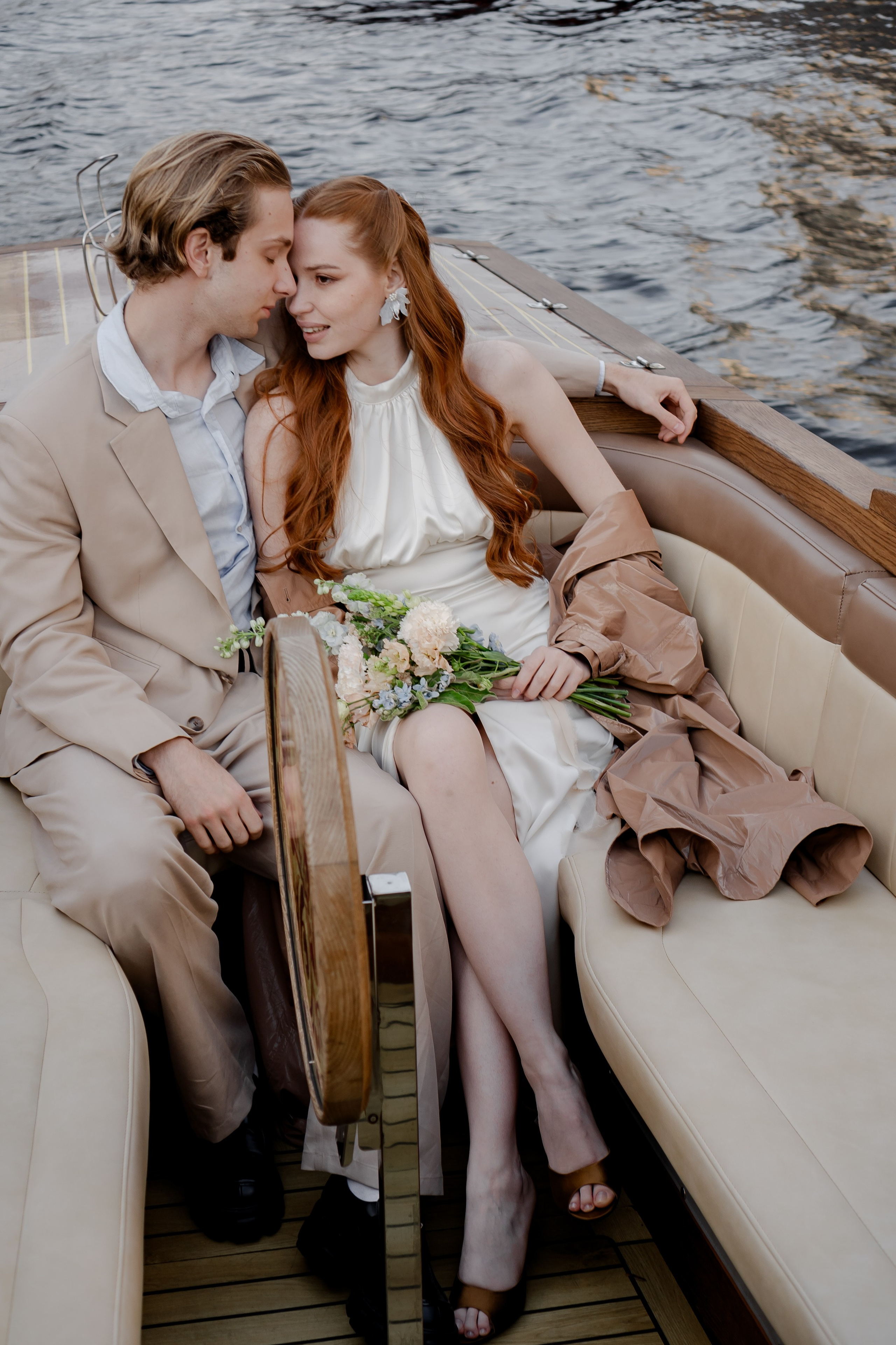 СВАДЕНБНАЯ СЬЕМКА НА КАТЕРЕ ПО КАНАЛАМ САНКТ-ПЕТЕРБУРГА И В АКВАТОРИИ НЕВЫ. Профессиональный фотограф, Санкт-Петербург — Виктория Богомолова