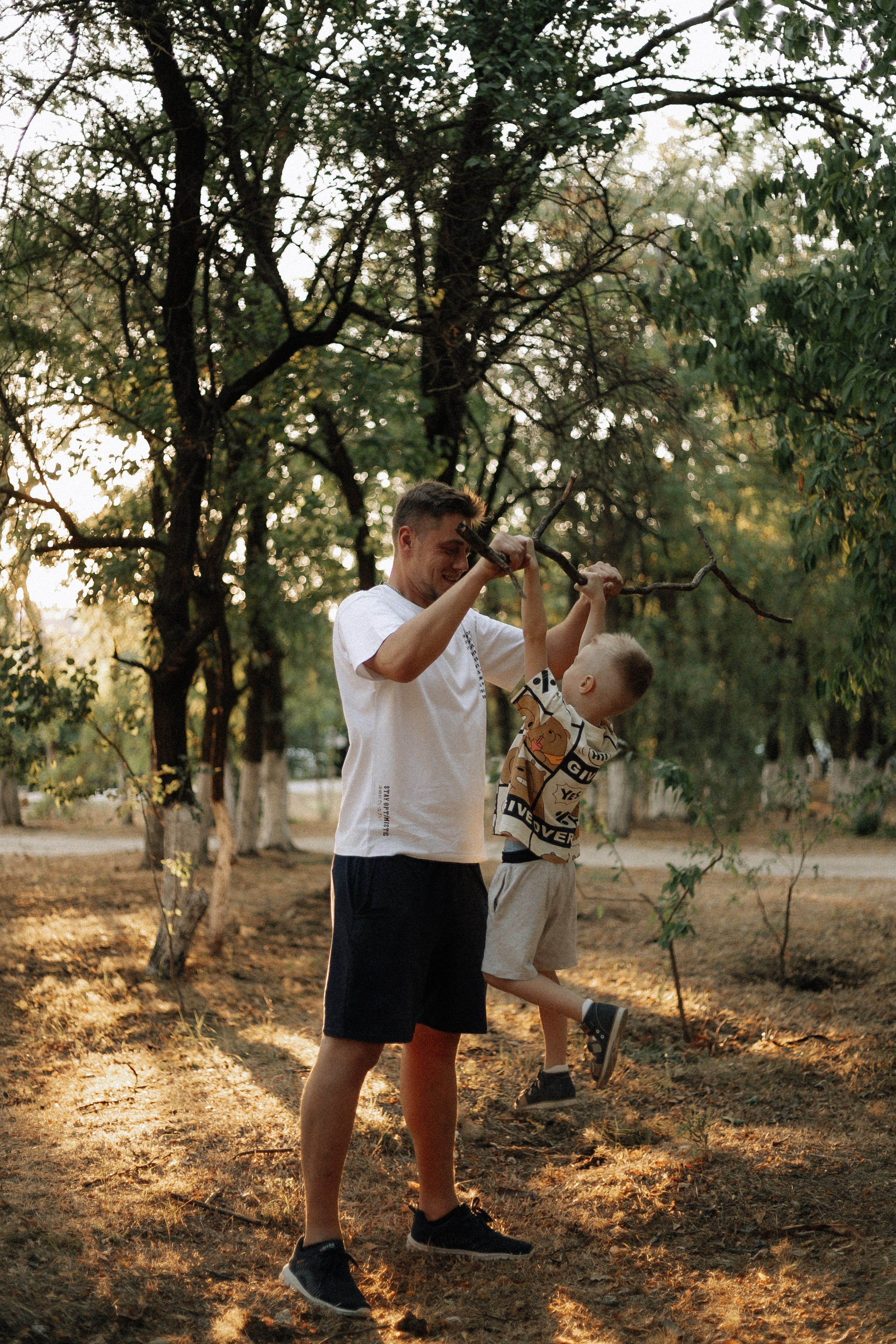 Папа учит сына кататься на велосипеде. Фотограф в Крыму | Виктория Нотевская