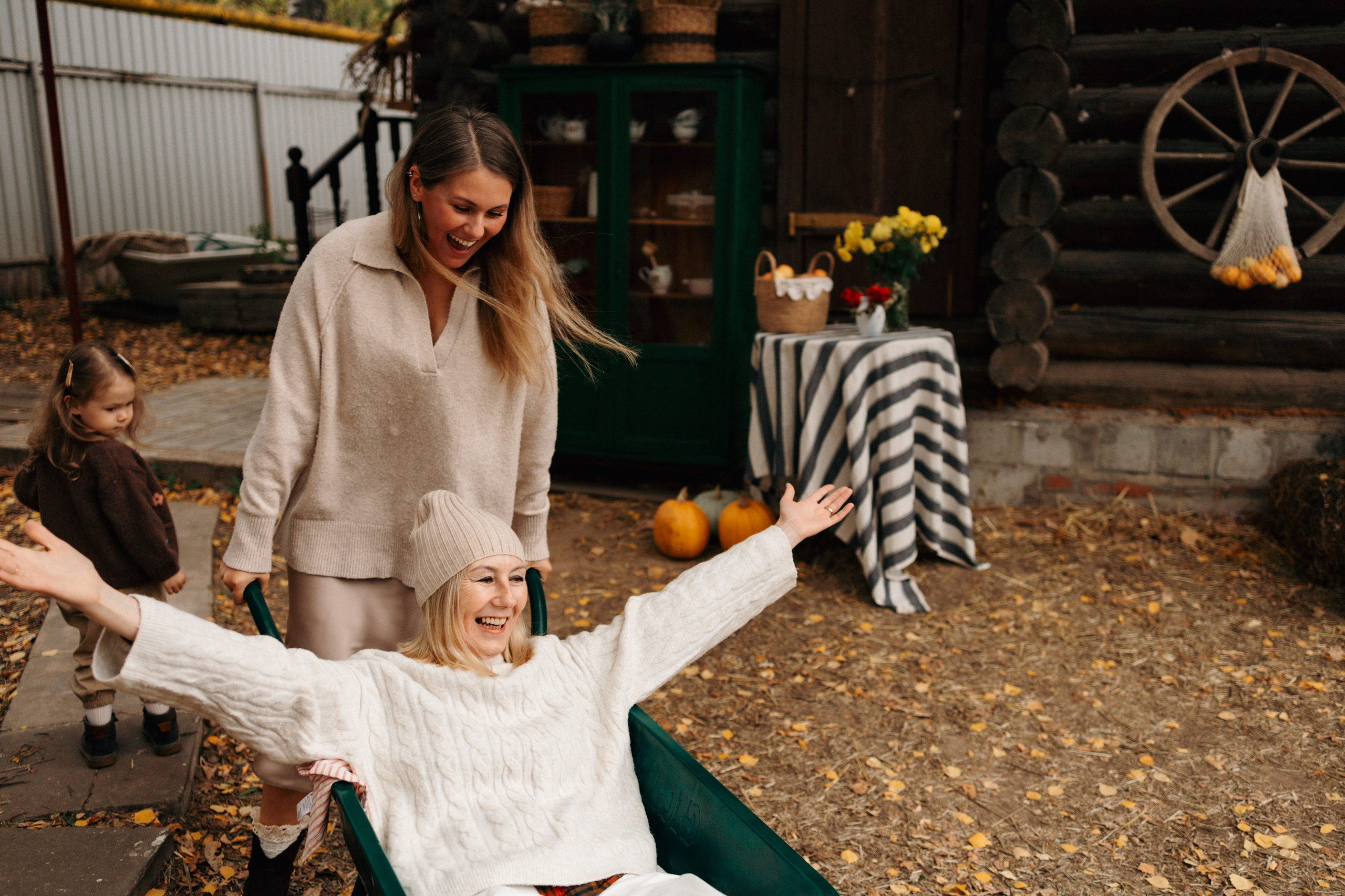 Осень в ладошках мамы. Ваш фотограф