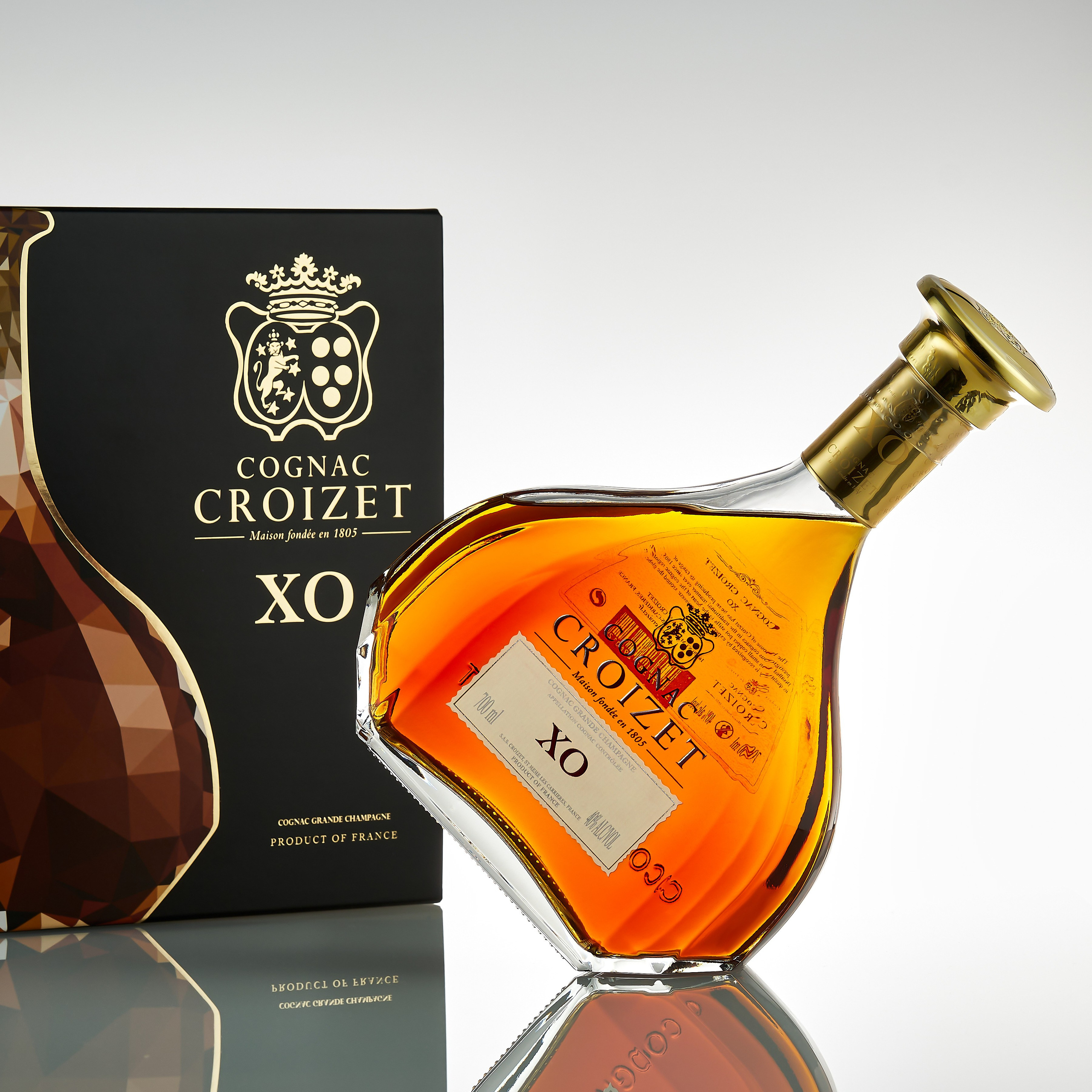 Рекламная съёмка Croizet XO с жёстким светом и премиальной упаковкой