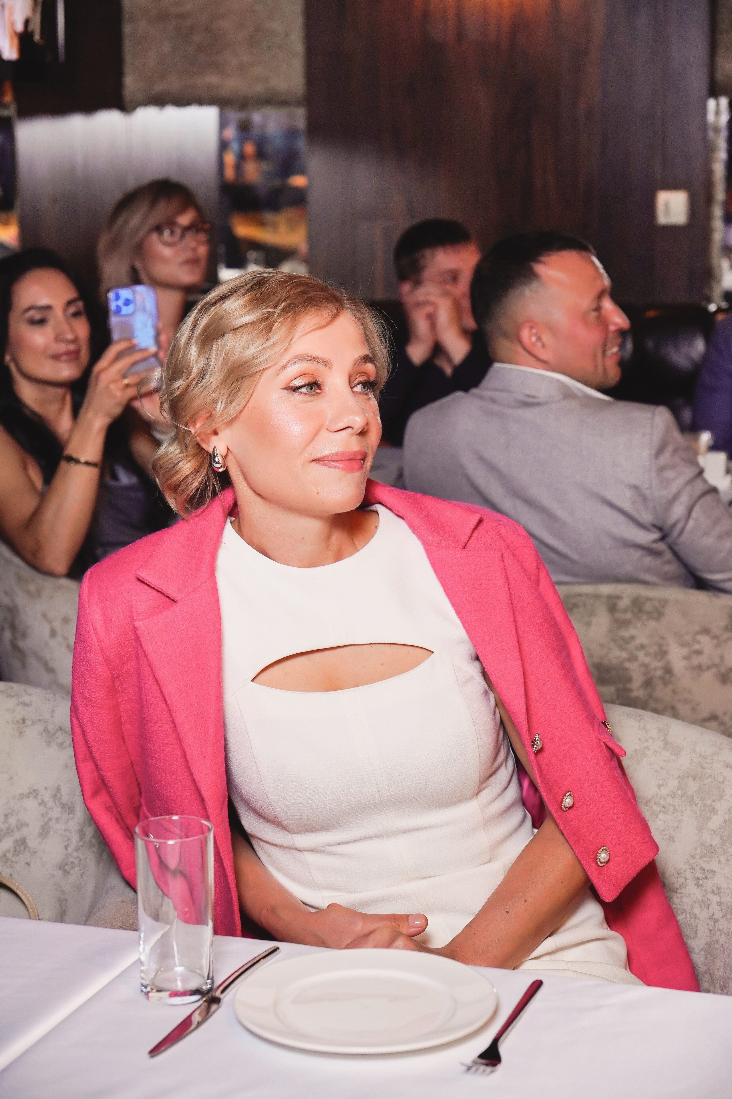 Выпускной. Занимаюсь профессиональной фотографией и живу рядом с Байкалом. Работаю в разных жанрах