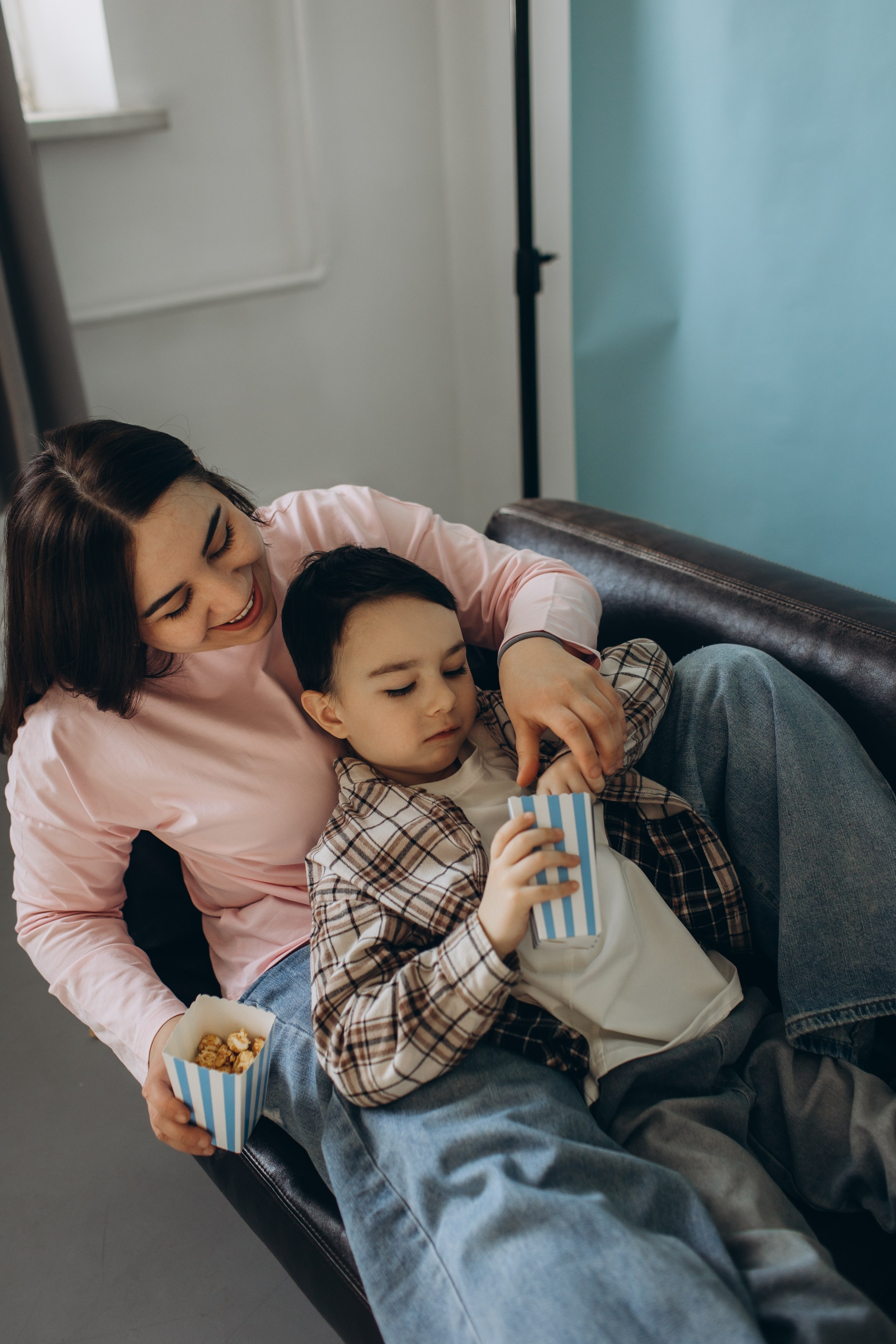 Фотосессия с попкорном фотосессия мама и сын. Фотограф Владимир Москва