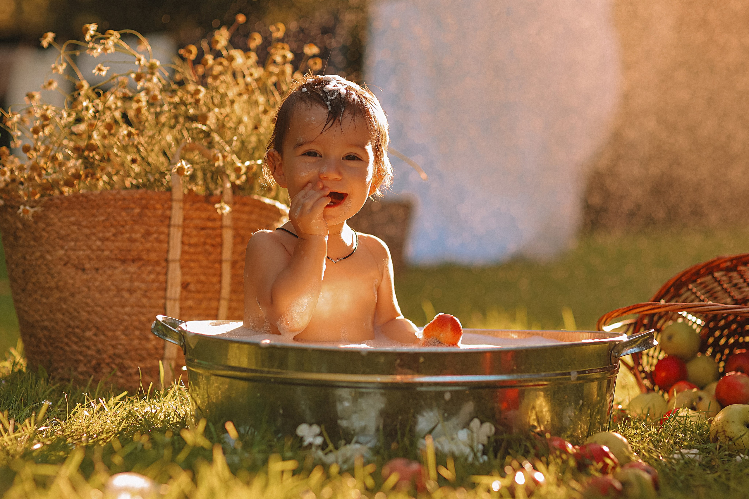 Стирка у дома. Семейный фотограф Тюмень, фотограф на роды Салмина Мария