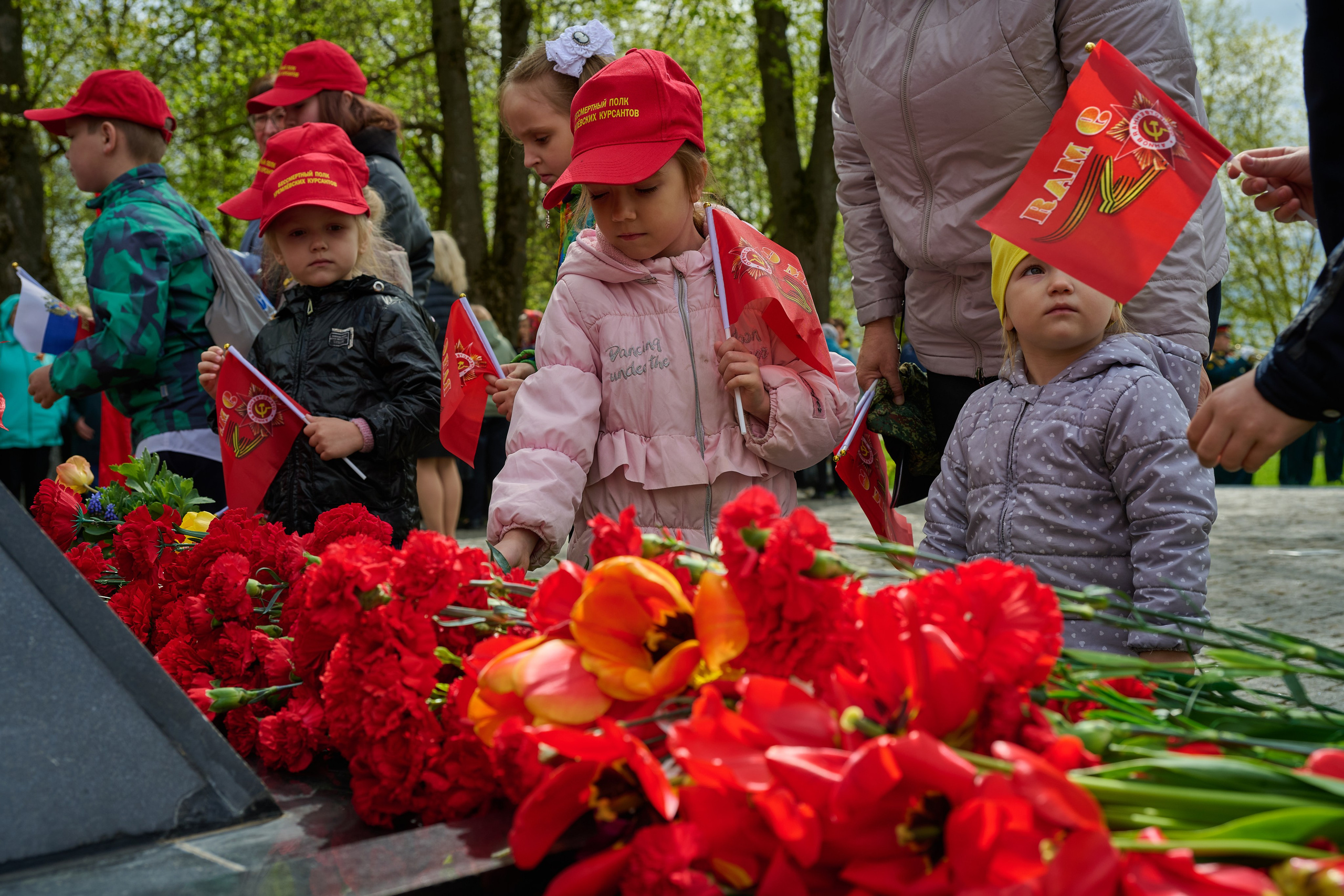 Памяти подвигу Кремлевских курсантов. Ярополец. Фотограф Роман Адлер