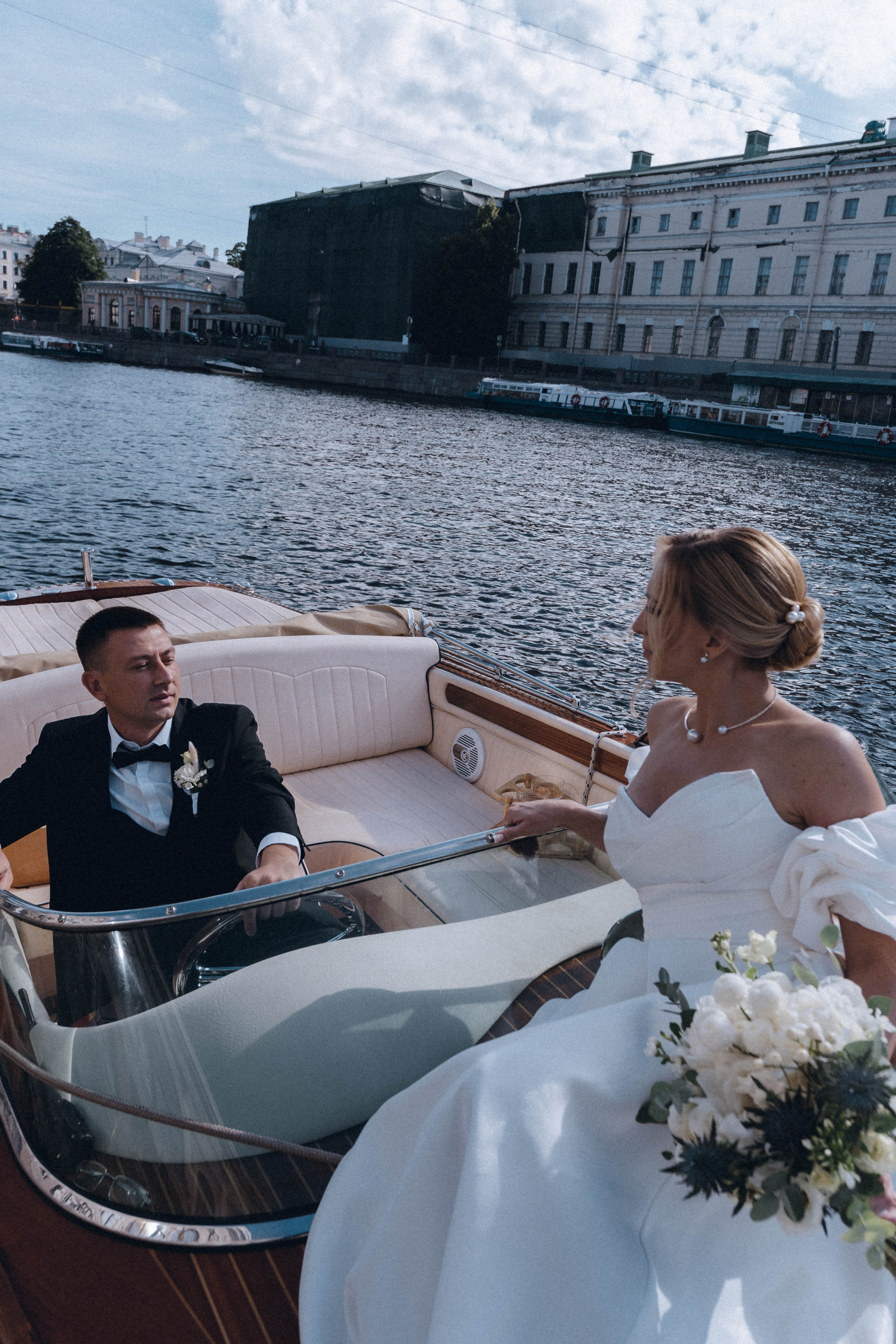СВАДЕНБНАЯ СЬЕМКА НА КАТЕРЕ ПО КАНАЛАМ САНКТ-ПЕТЕРБУРГА И В АКВАТОРИИ НЕВЫ. Профессиональный фотограф, Санкт-Петербург — Виктория Богомолова