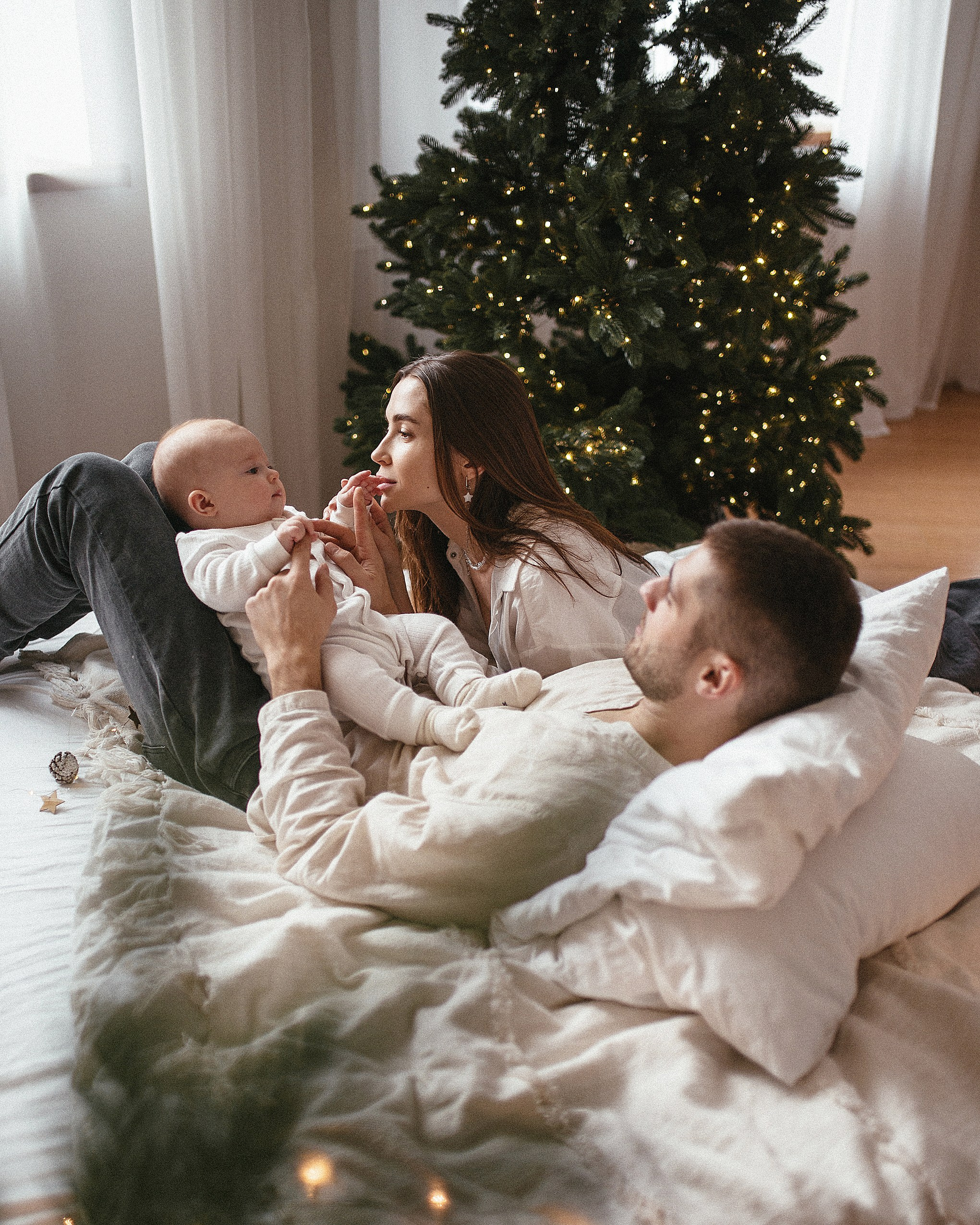 Новогодняя семейная фотосессия с маленьким ребенком. Семейный фотограф Дарья Едапина Новосибирск. Фотограф Дарья Едапина Новосибирск