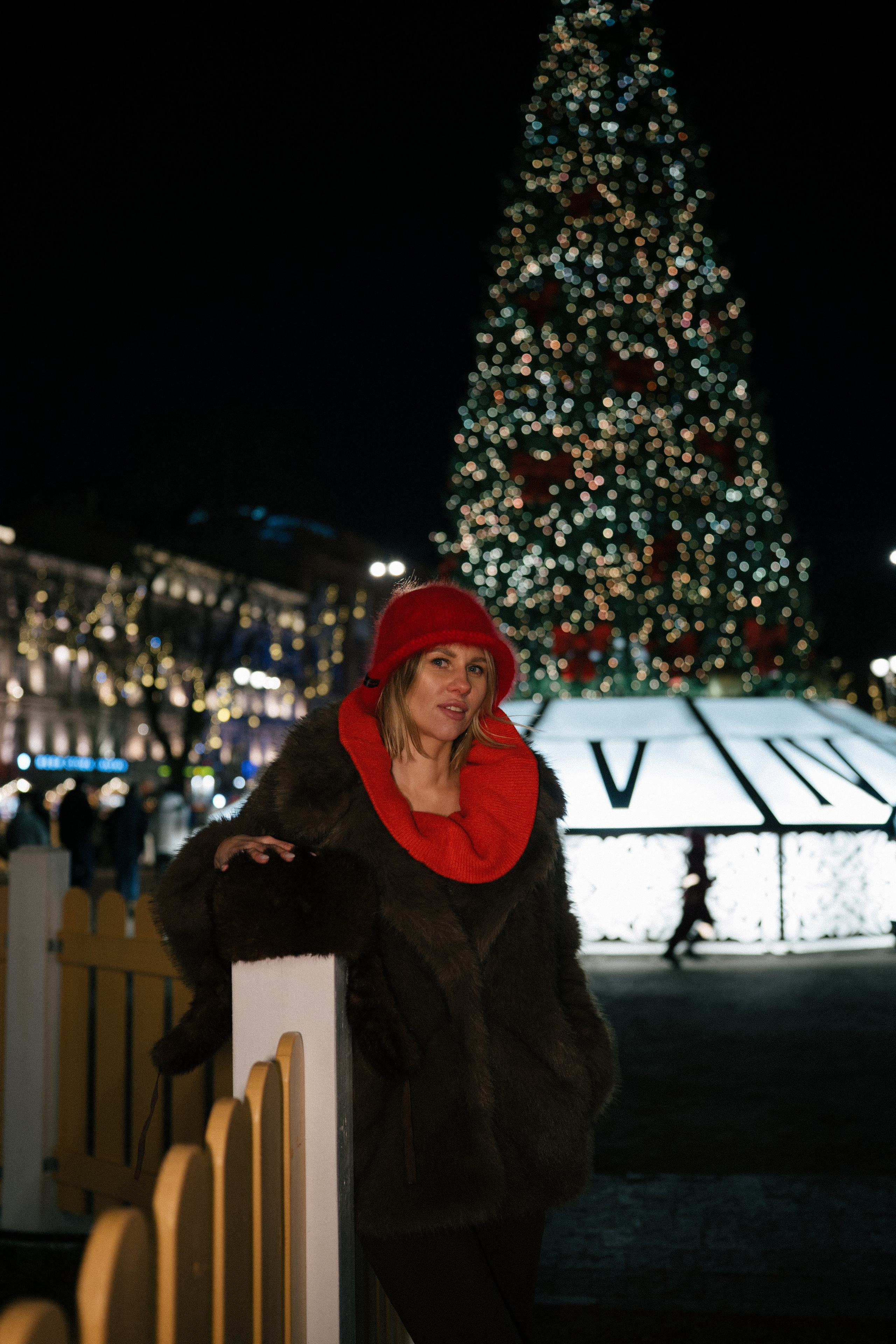 ПРОГУЛКА НА МАНЕЖНОЙ ПЛОЩАДИ ДЛЯ ДЕВУШКИ ПЕРЕД НОВЫМ ГОДОМ (НОВОГОДНЯЯ ФОТОСЕССИИЯ НА МАНЕЖНОЙ ПЛОЩАДИ). Профессиональный фотограф, Санкт-Петербург — Виктория Богомолова
