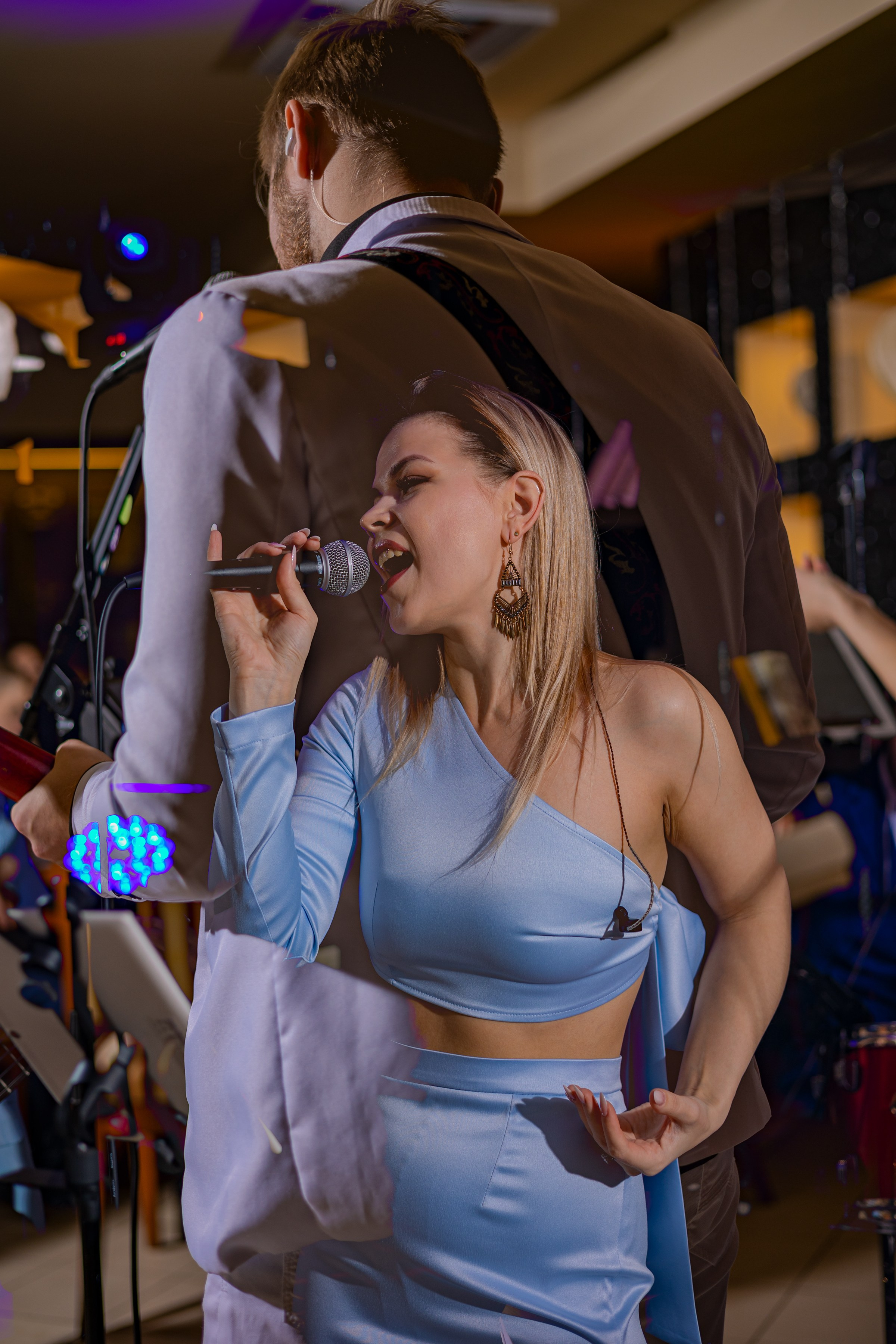 Мультиэкспозиции фотографии певицы на фоне гитариста время съемки корпоративного мероприятия Кемерово