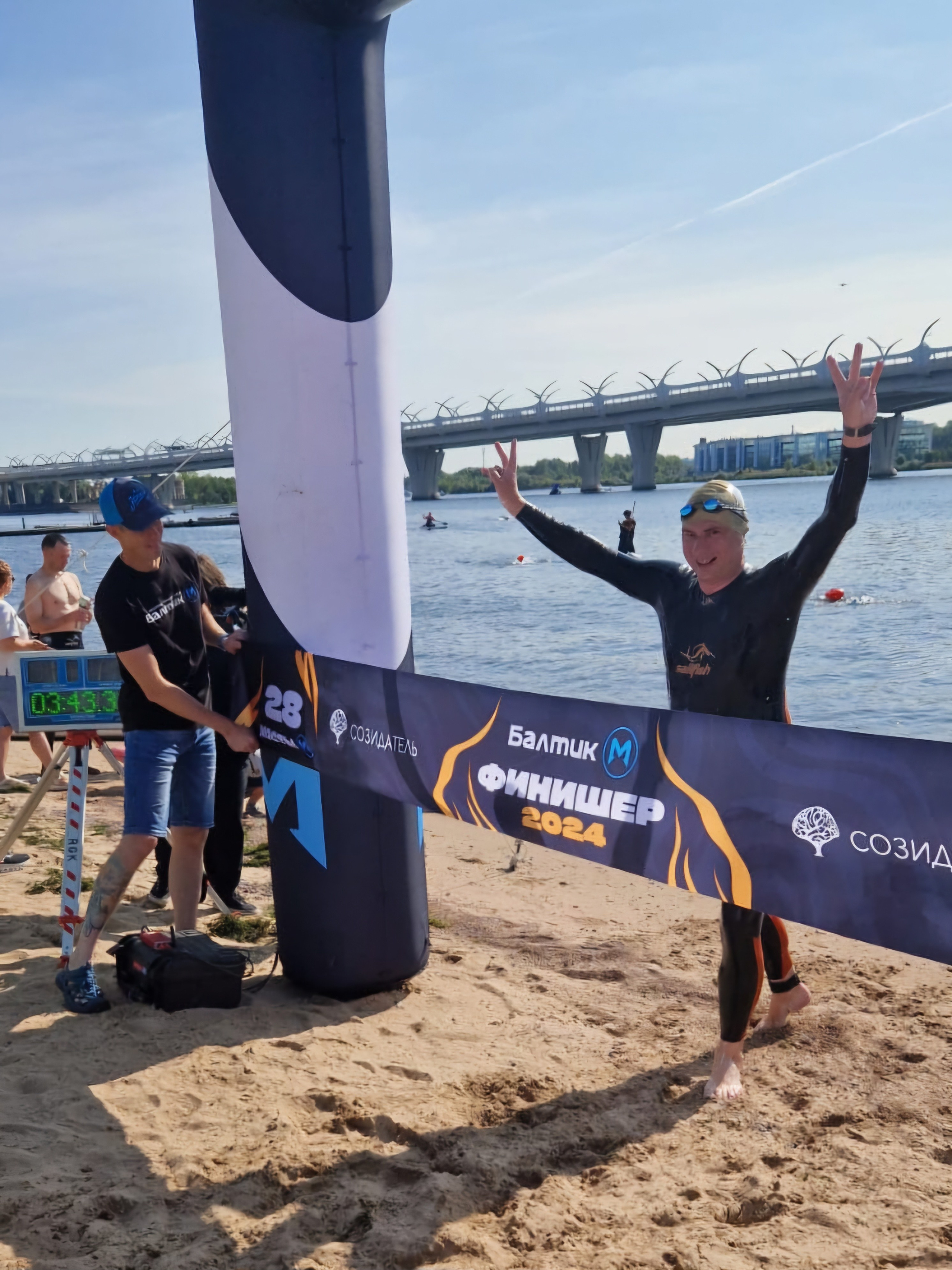 И вот он финиш! Радость выполненной ультры. Радость вписаться в установленный тренером лимит - 3 ч 45 мин. Результат: 3 ч 43 мин 38 с