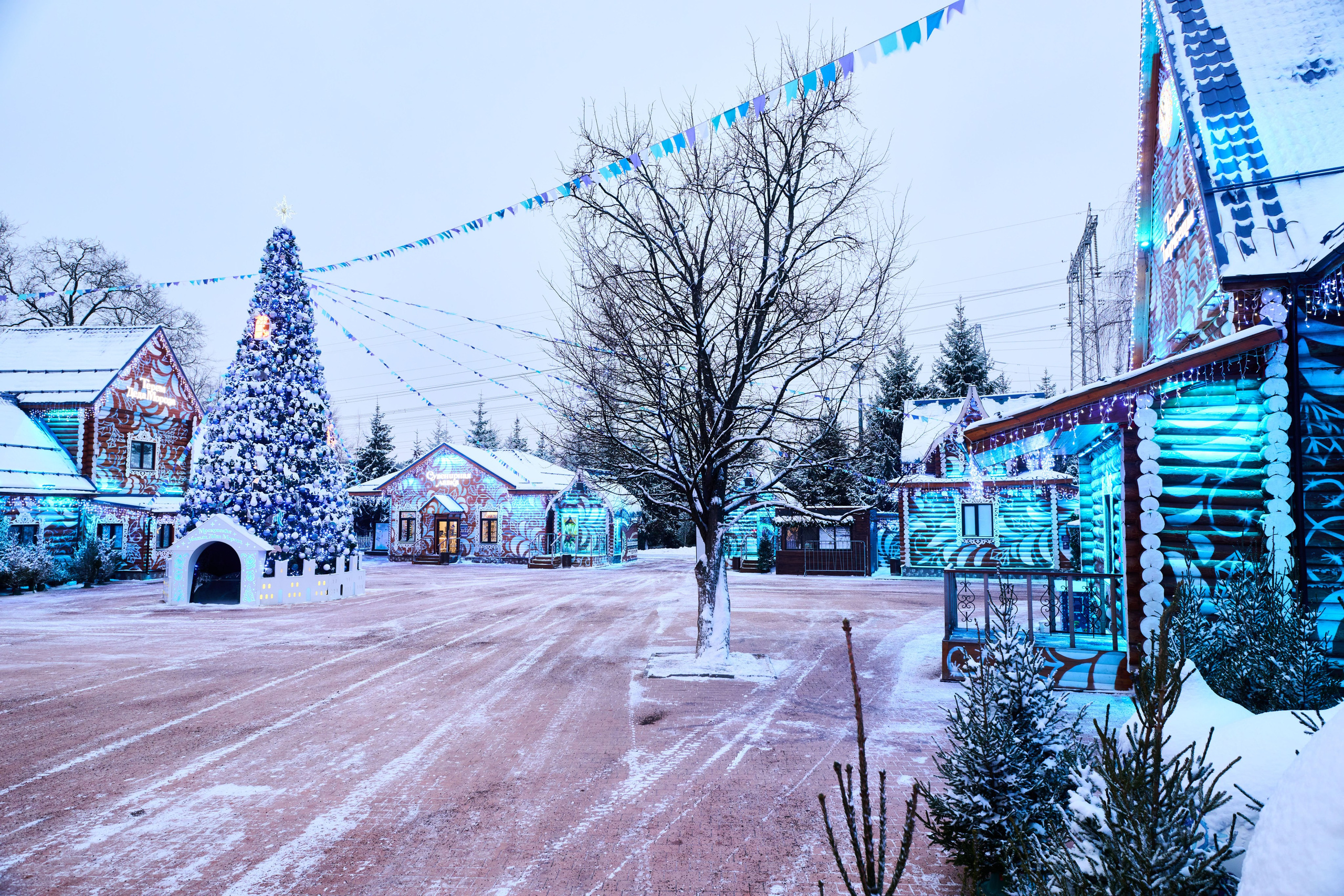 Терема Усадьбы Деда Мороза вечером. Никита Хохловский фото и видео продакшн