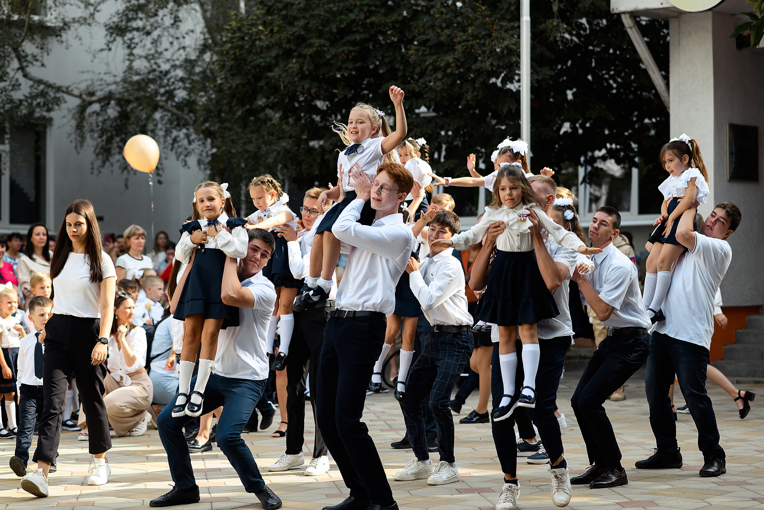 Линейка 1Д Гимназия 118. Свадебный и семейный фотограф в Ростове-на-Дону Алина Астахова