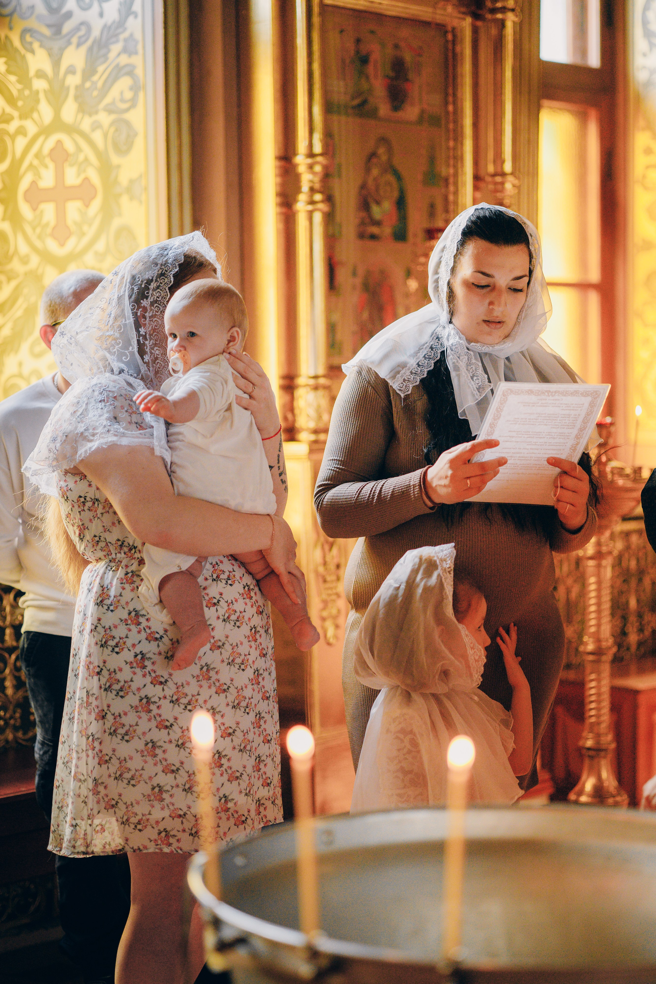 Зимняя съемка ребенка в церкви. Выпускные альбомы в Серпухове