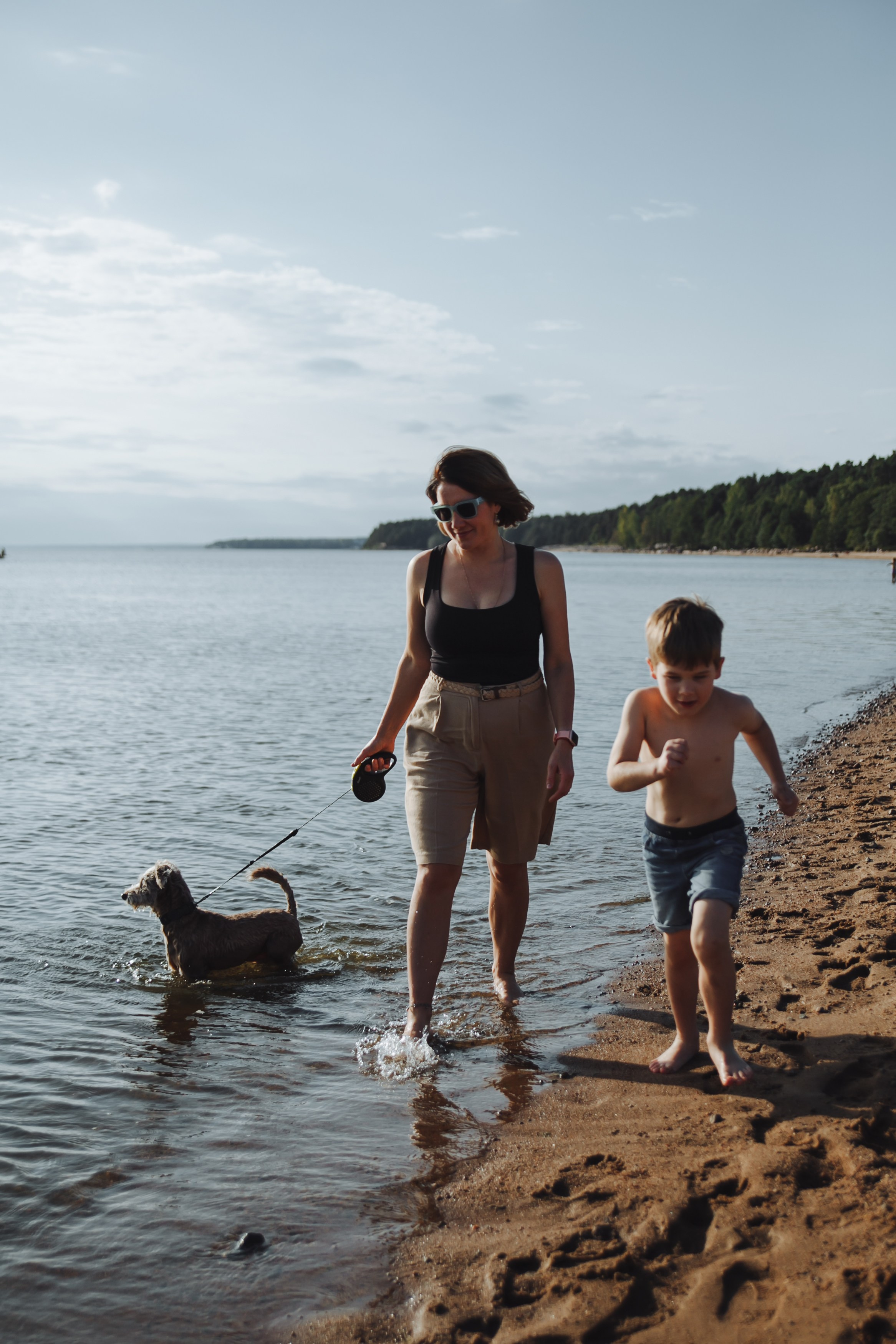 Семейная прогулка с собакой. Семейный фотограф, свадебный фотограф, женский портрет в Санкт-Петербу