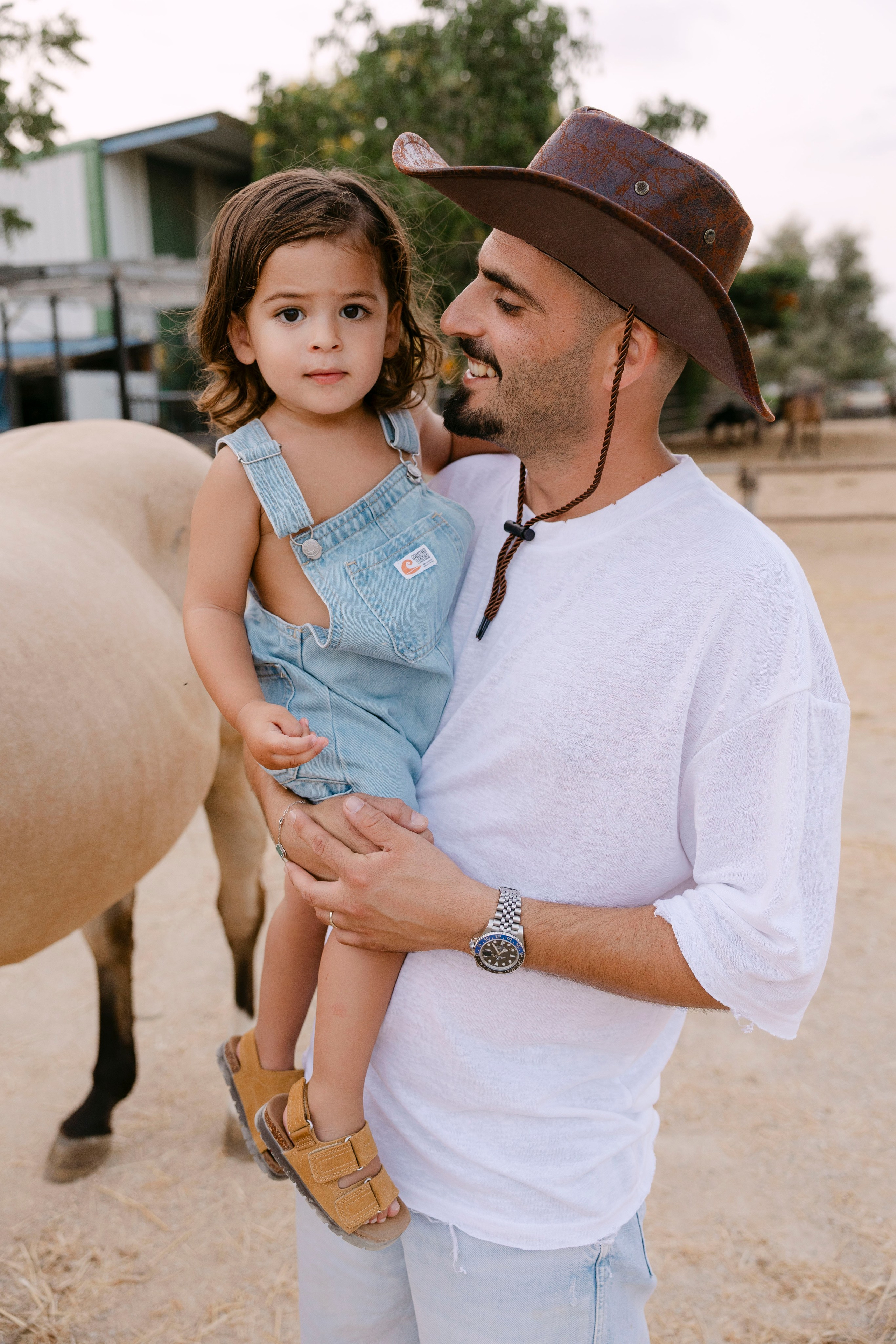 Pregnancy photoshoot at the horse farm. Главная