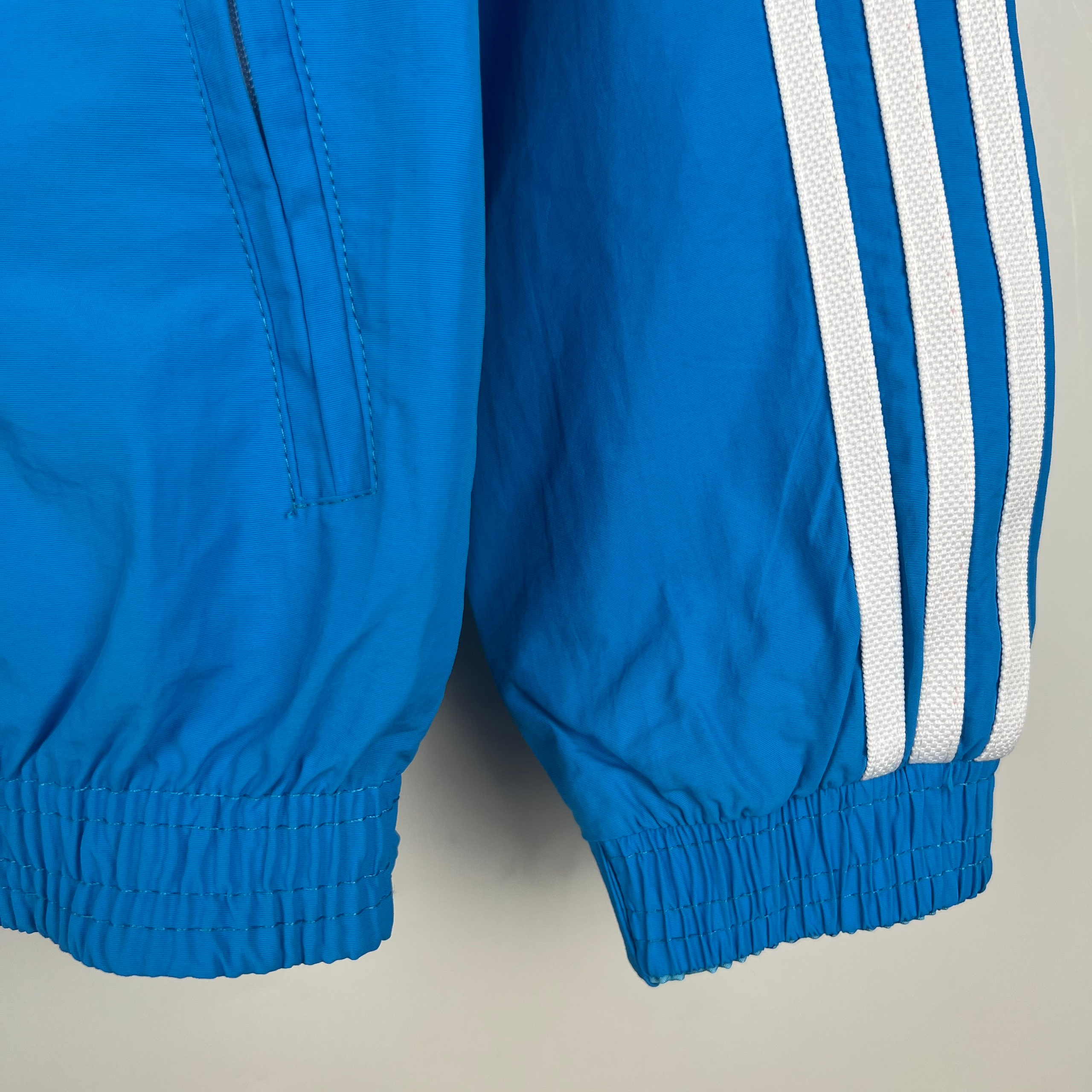 Купить ветровку Juventus 2023-2024 имеет две стороны. Футбольный магазин — ssw_magazin