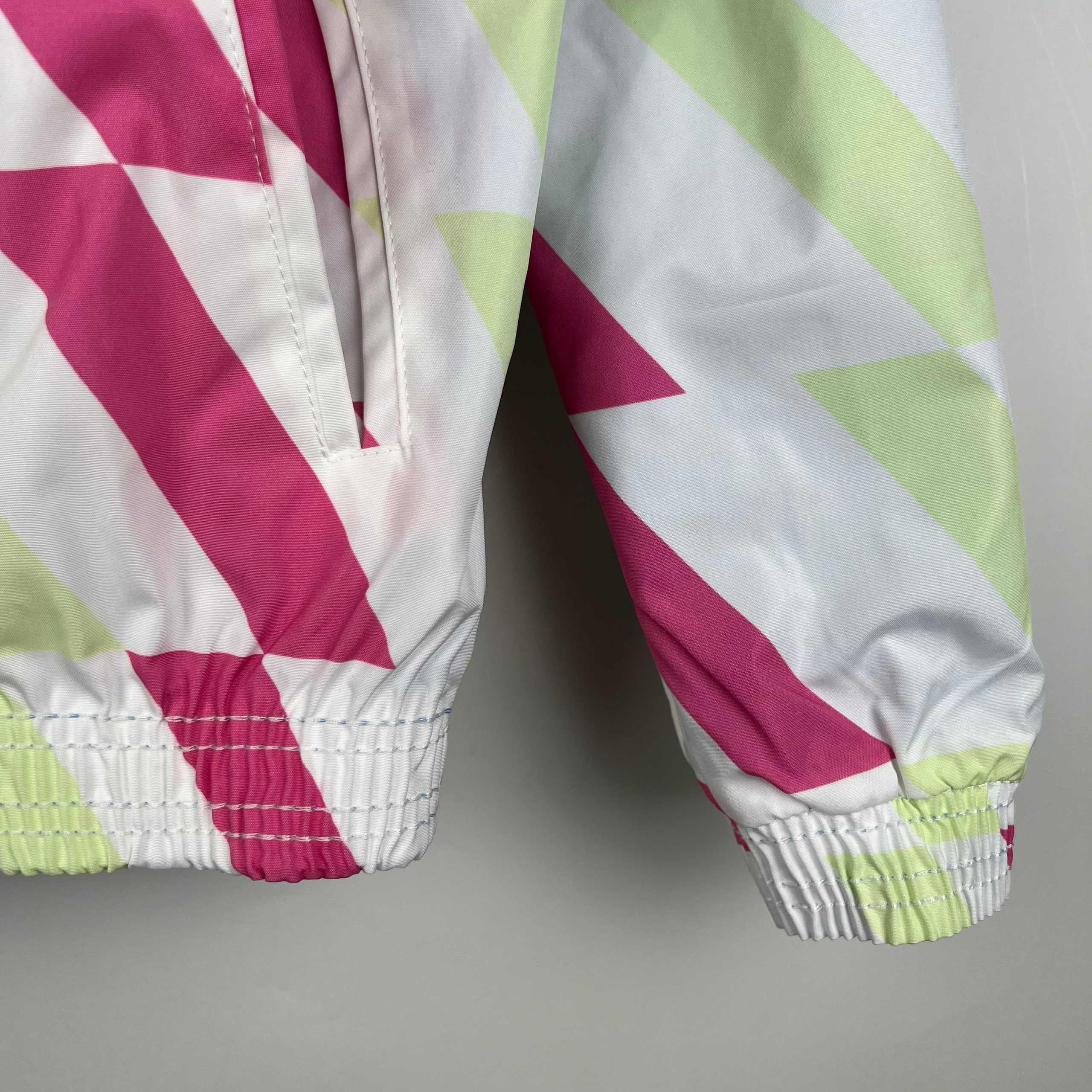 Купить ветровку Manchester City 2023-2024 имеет две стороны. Футбольный магазин — ssw_magazin