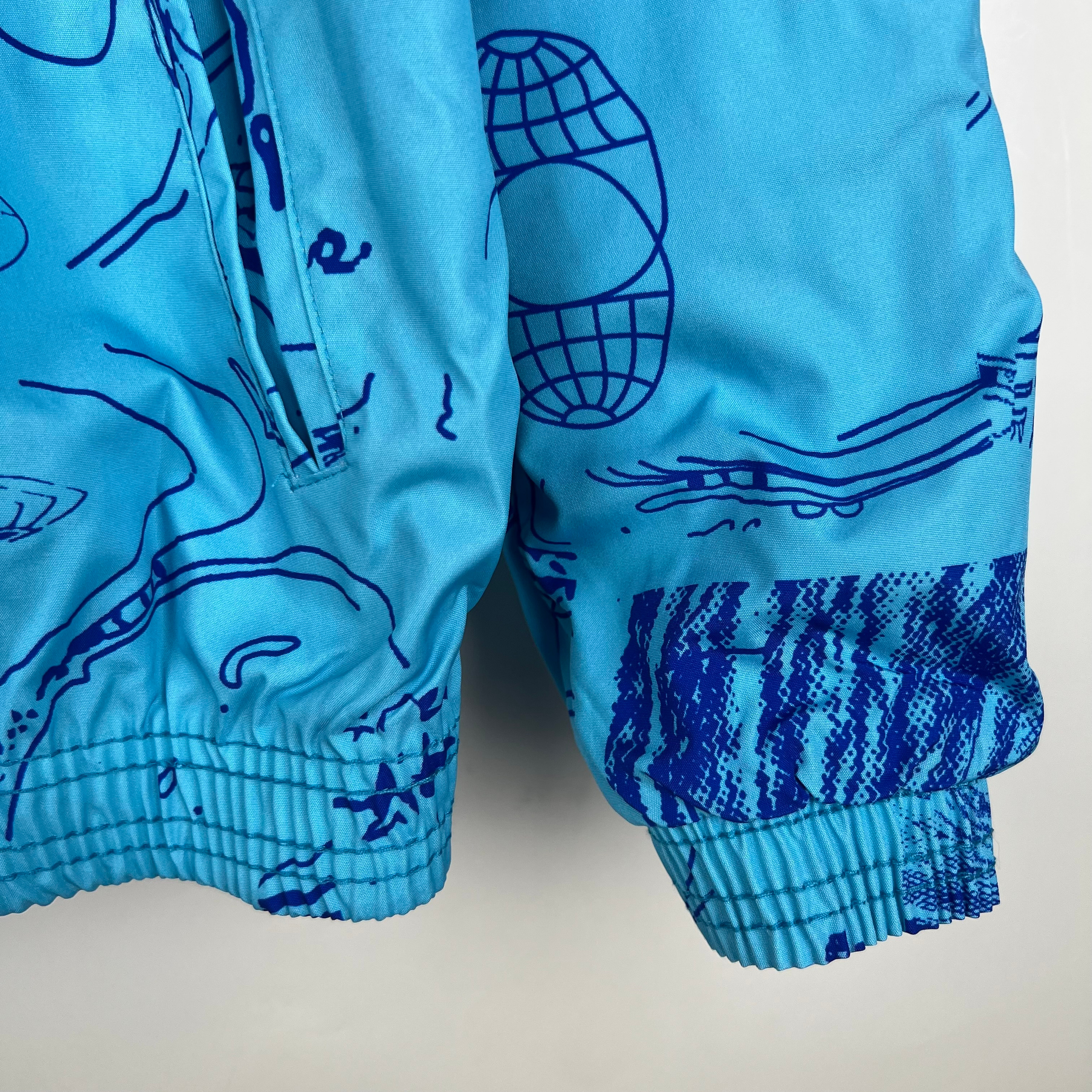 Купить ветровку Juventus 2023-2024 имеет две стороны. Футбольный магазин — ssw_magazin