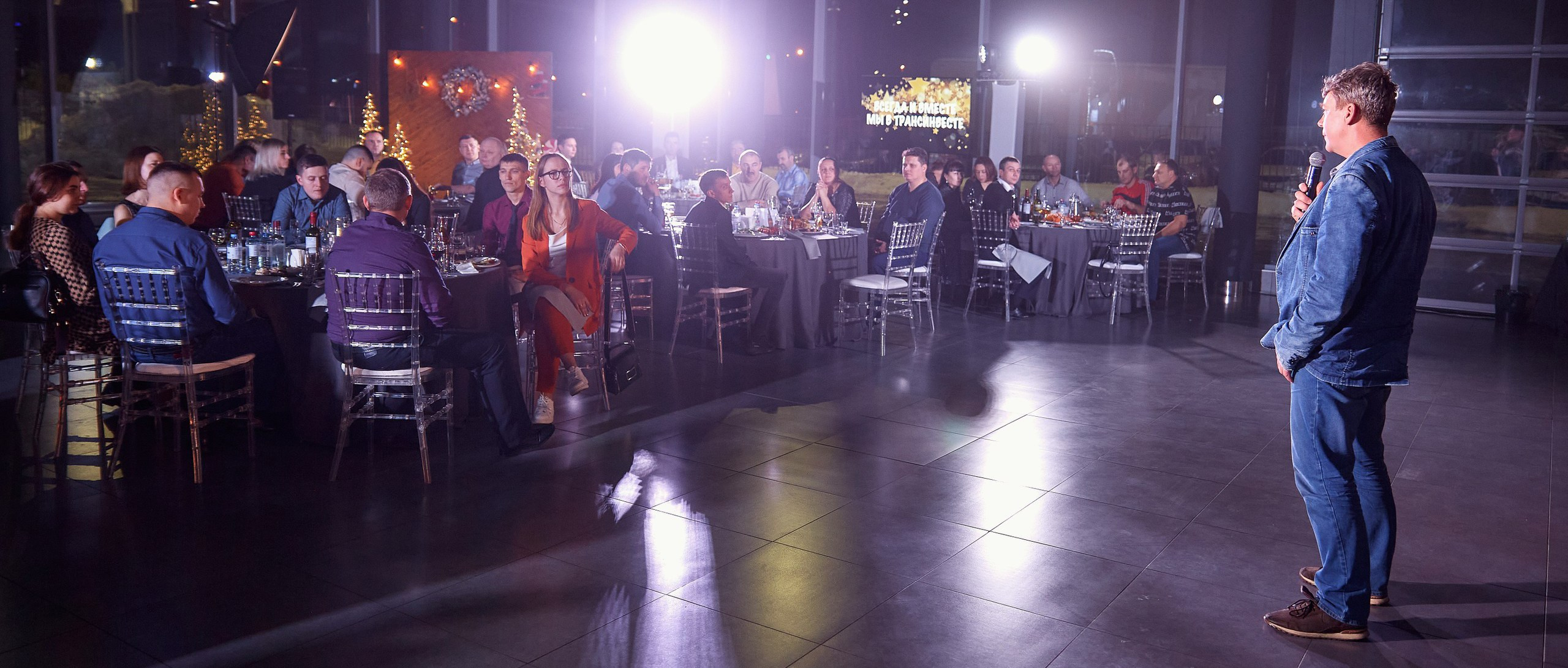 Транс-Инвест / Новогодний корпоратив на территории автосалона. Антон Артюшин, портретный фотограф. Москва