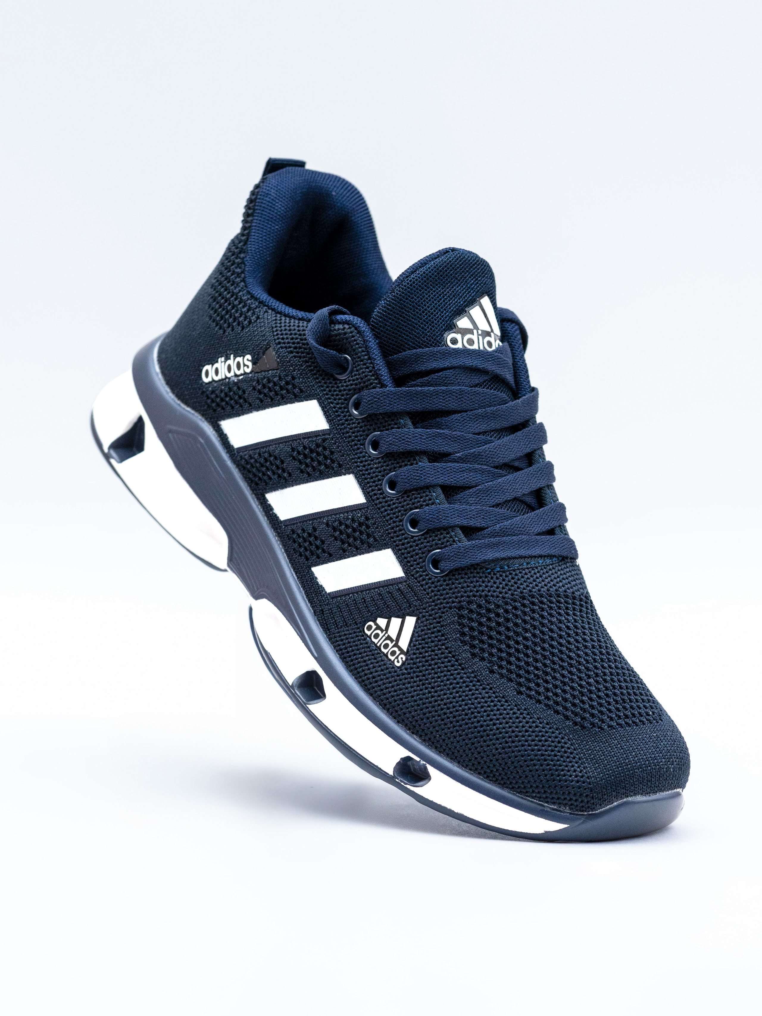 Фотосъемка на однотонном фон, товар спортивные кроссовки. Олейник Денис — предметный фотограф, фотограф для маркетплейсов в Казани